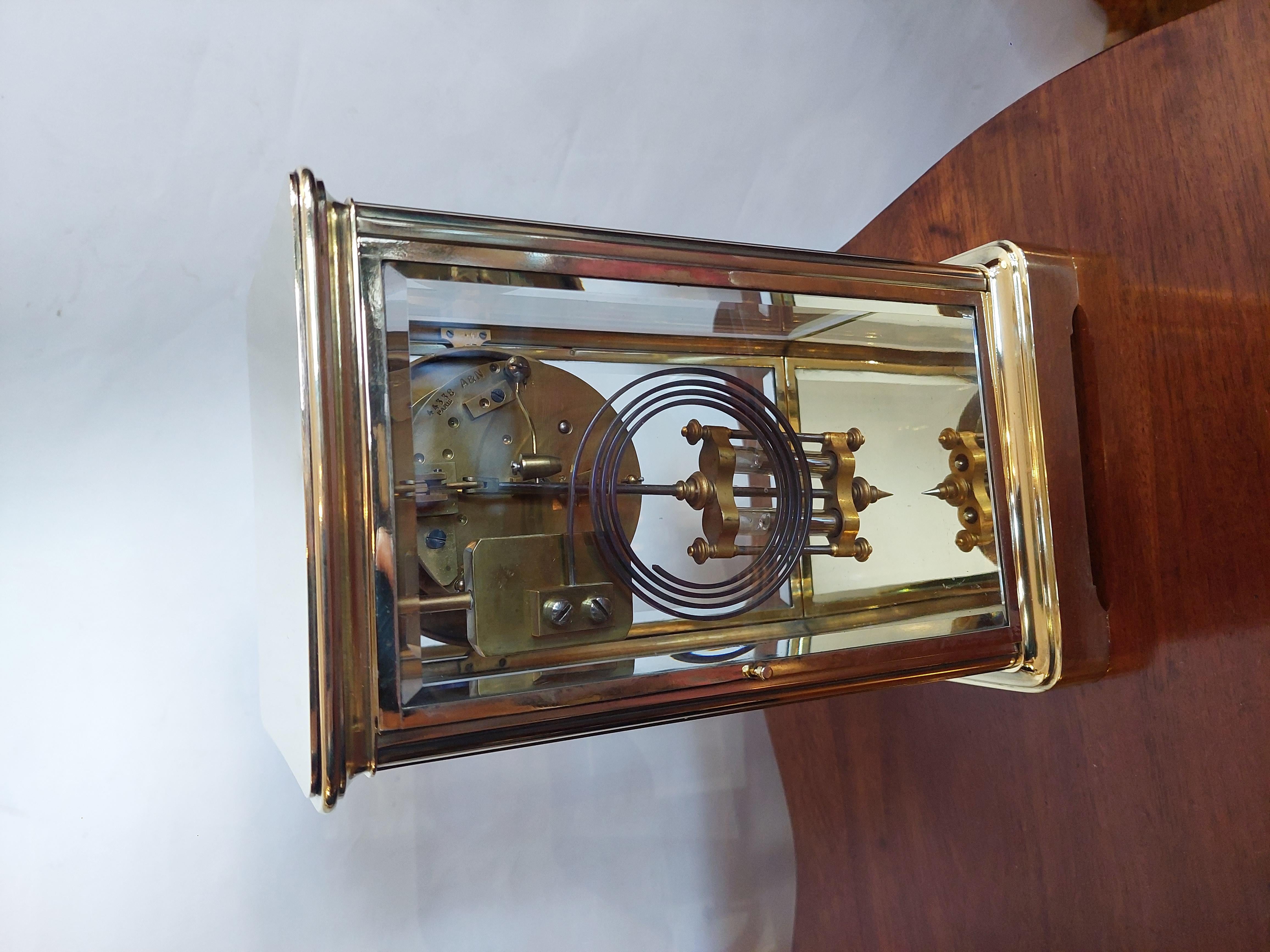 Reloj de chimenea francés con caja de latón y cristal de finales del siglo XIX en venta 2