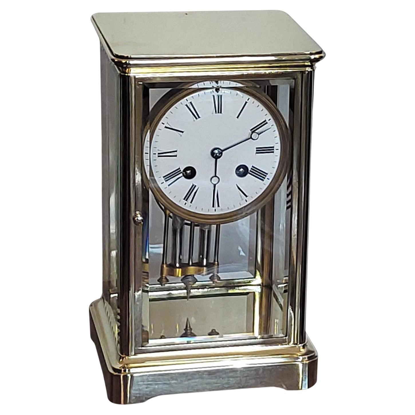 Reloj de chimenea francés con caja de latón y cristal de finales del siglo XIX en venta