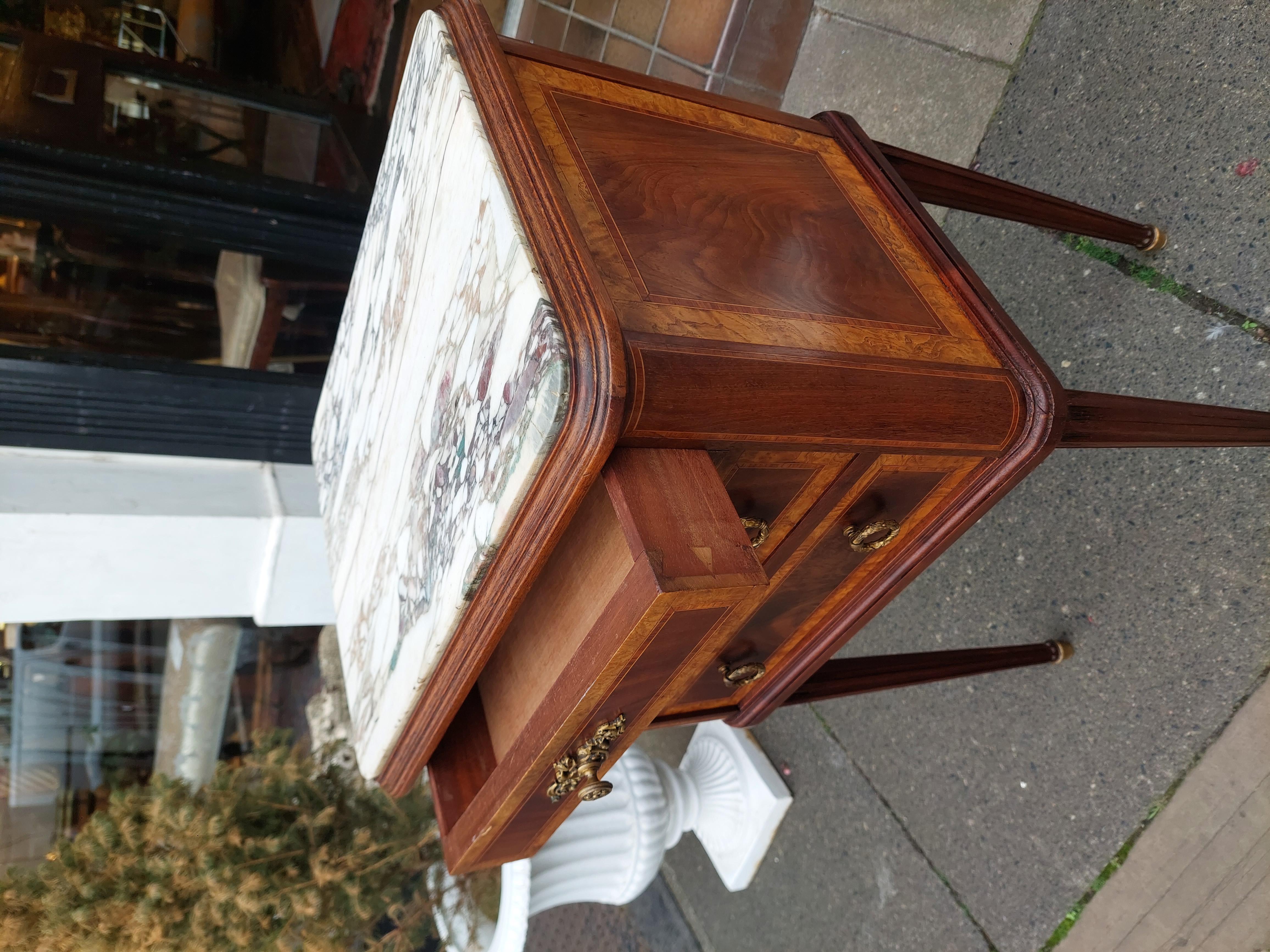 Französischer Nachttisch aus Königsholz und Mahagoni, Ende 19. im Zustand „Gut“ im Angebot in Altrincham, GB