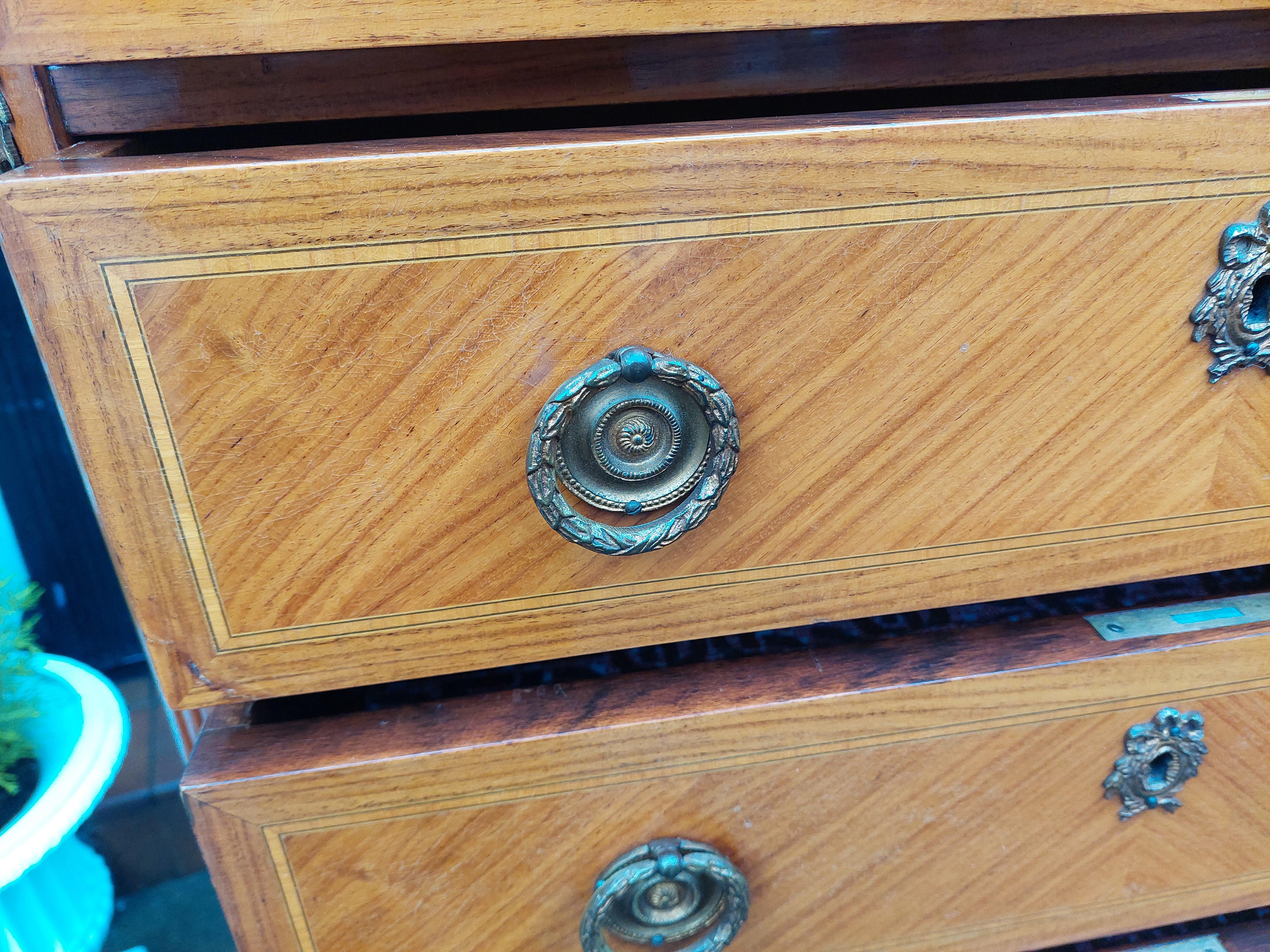 Spätes 19. Jahrhundert Französisch Satinholz vergoldet Metall montiert Semanier im Angebot 6