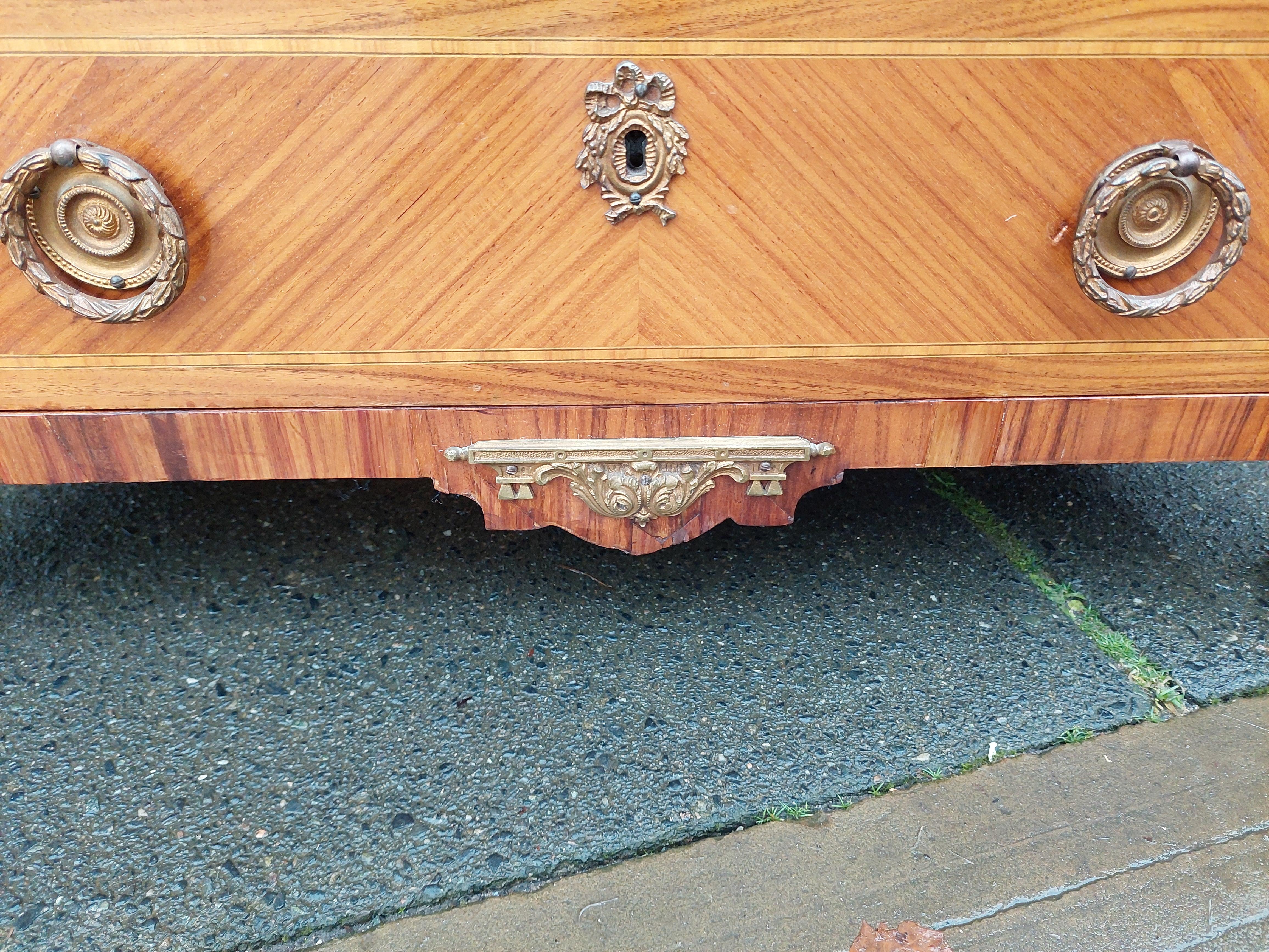 Spätes 19. Jahrhundert Französisch Satinholz vergoldet Metall montiert Semanier im Angebot 8