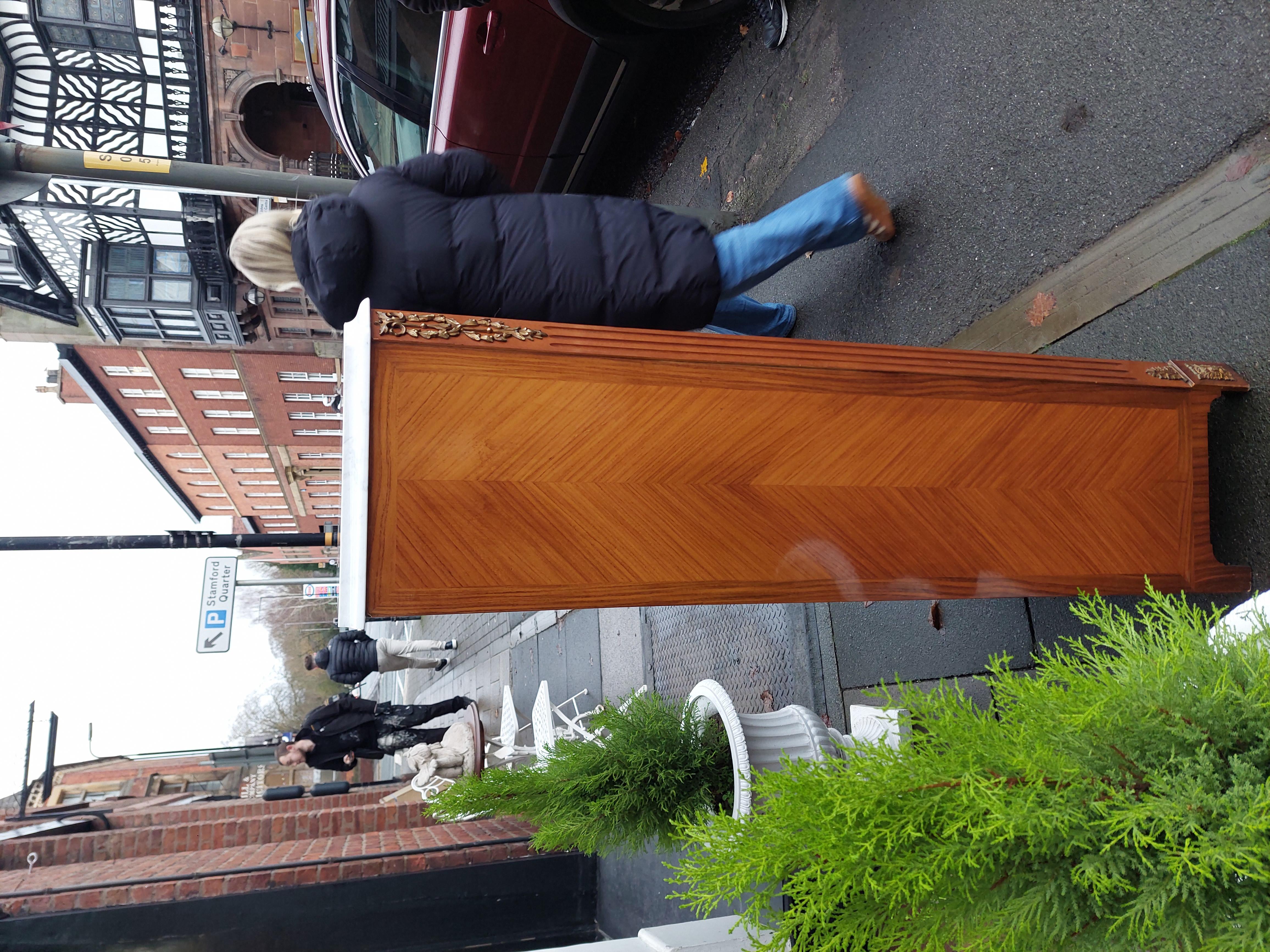 Spätes 19. Jahrhundert Französisch Satinholz vergoldet Metall montiert Semanier im Angebot 1