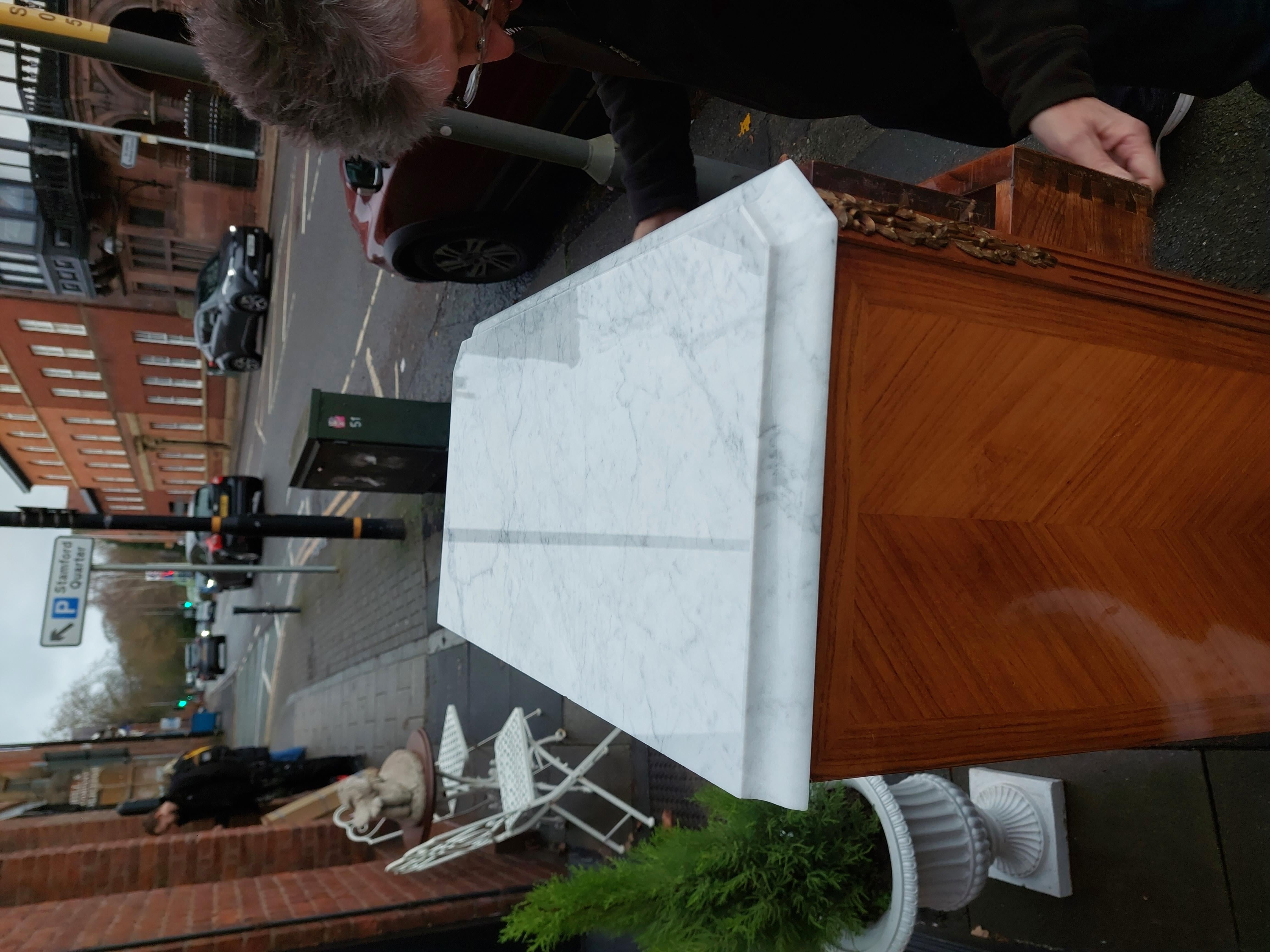 Spätes 19. Jahrhundert Französisch Satinholz vergoldet Metall montiert Semanier im Angebot 3