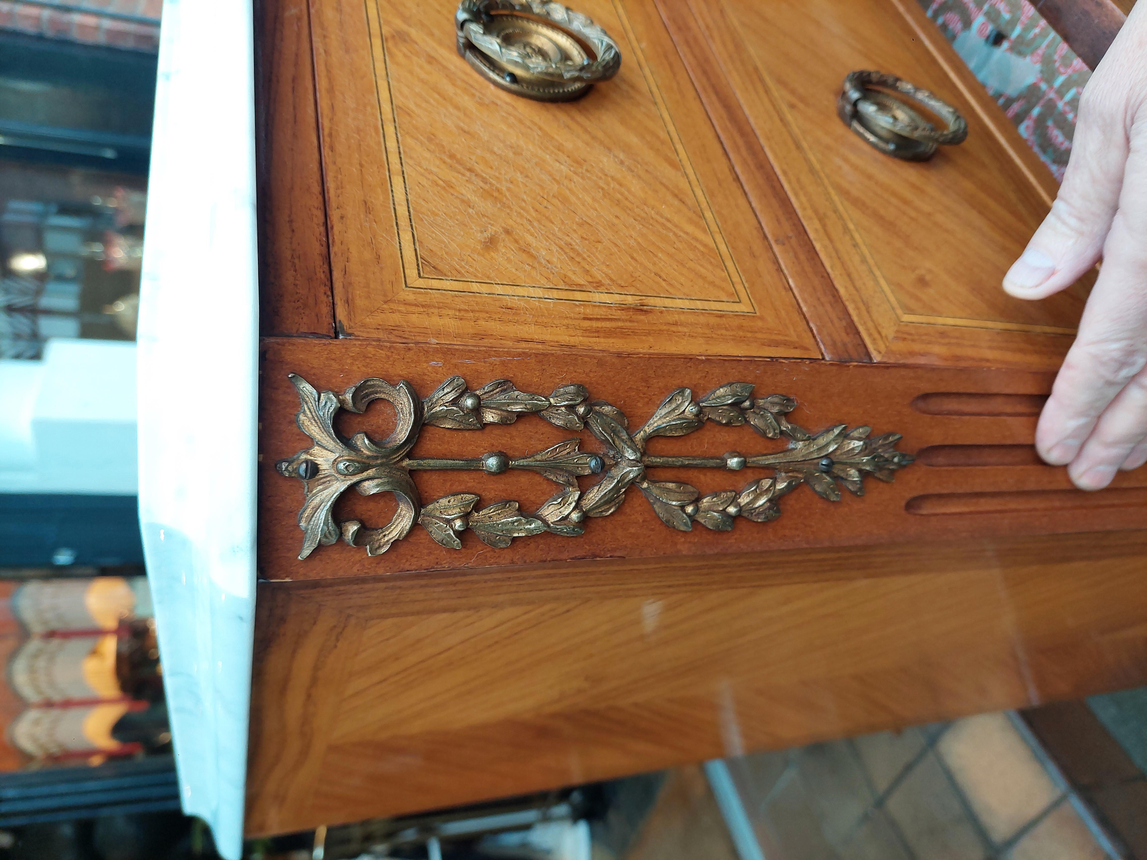 Spätes 19. Jahrhundert Französisch Satinholz vergoldet Metall montiert Semanier im Angebot 4