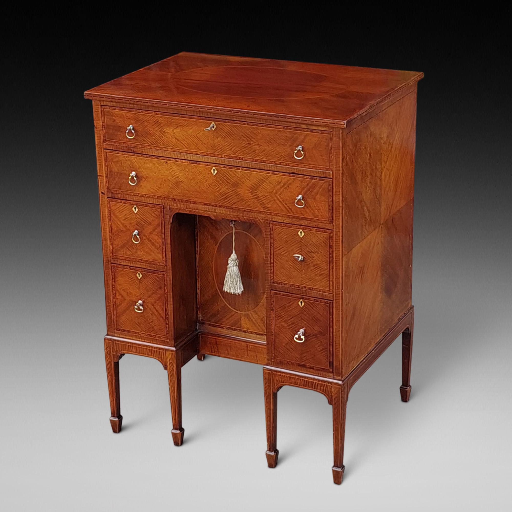 Fin du 19ème siècle, bureau à genoux de style George II en acajou et à bandes croisées avec côtés plaqués en quart de cercle - ouverture de rangement, tiroirs doublés de camphre et pente d'écriture manquante * 22.5 