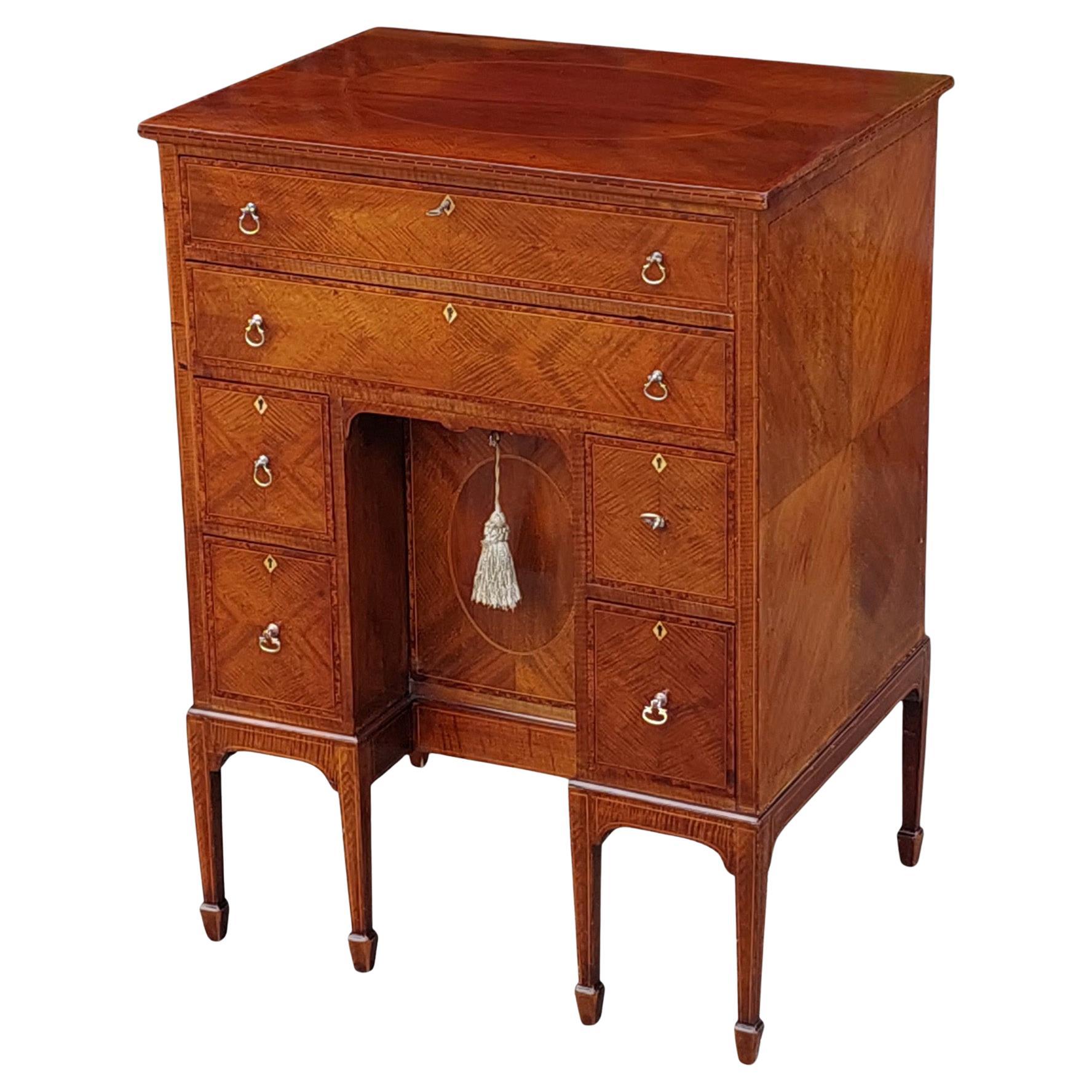 Fin du 19e siècle, bureau à genouillère en acajou de style George II
