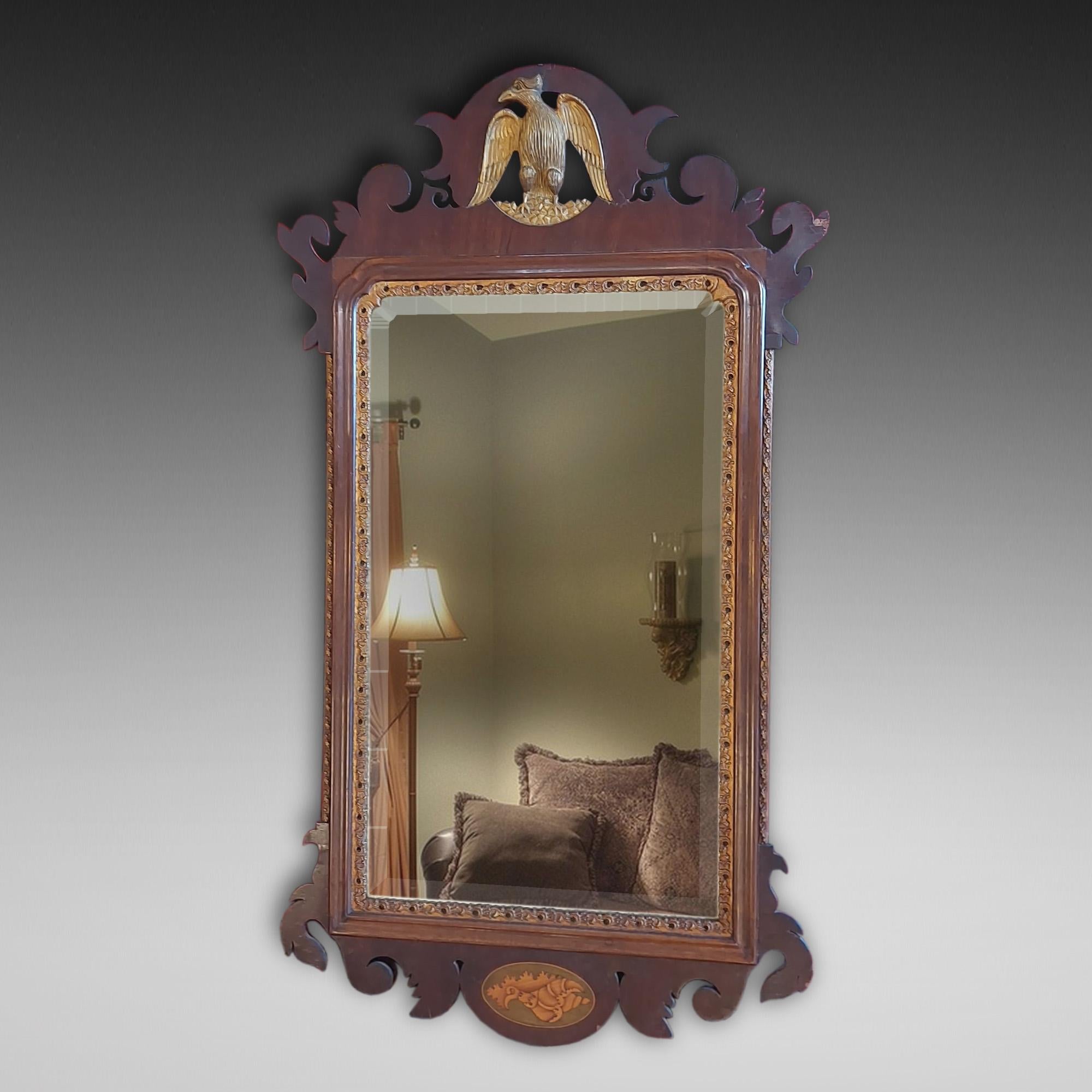 Stile Giorgio II della fine del XIX secolo in legno di noce e  Specchio da parete in legno d'orato - con vetro smussato e fogliame traforato, cornice a traforo con uccello HoHo dorato e conchiglia in legno di raso e legno di lepre - 23 