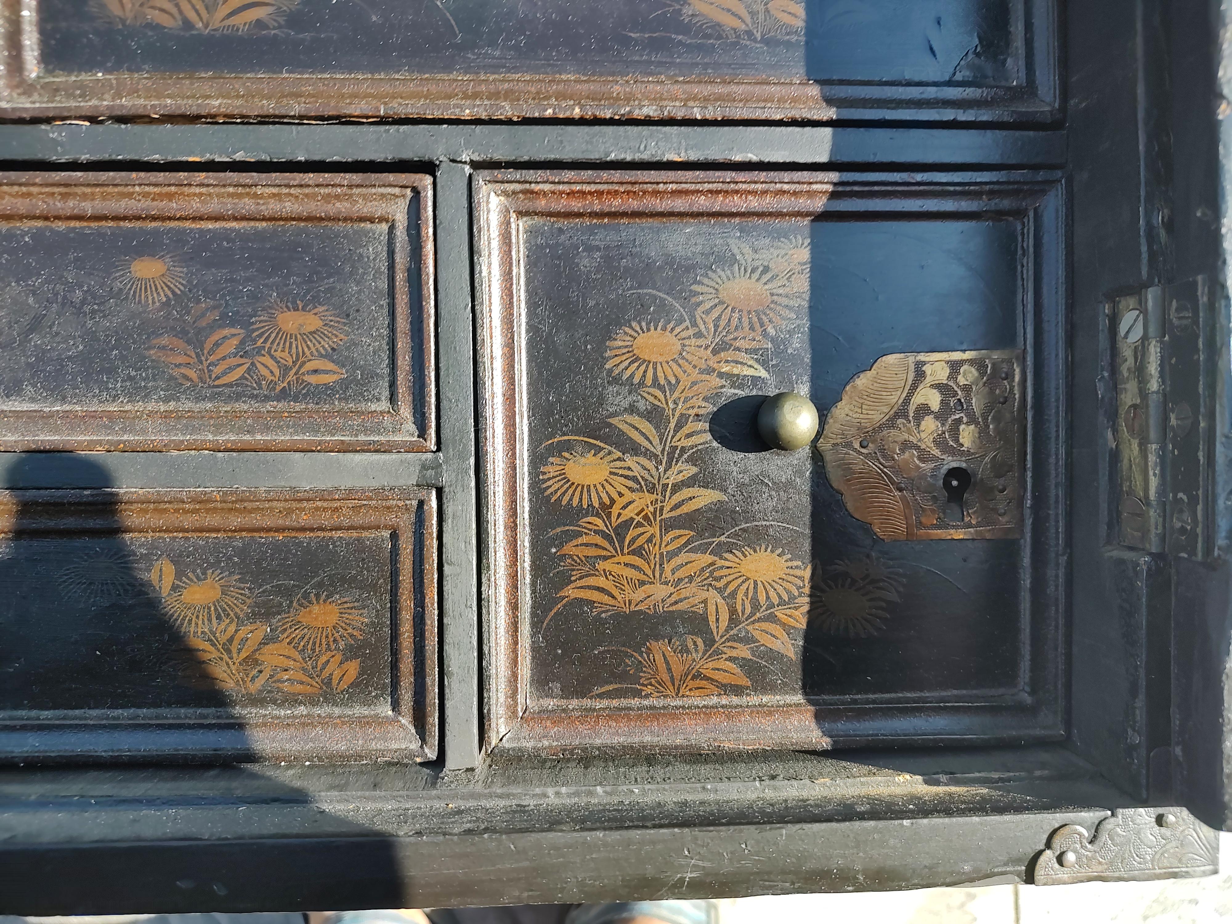 Cabinet Tansu de la fin du 19ème siècle, décoré de dorures et de peintures, 8 tiroirs et 2 portes en vente 3