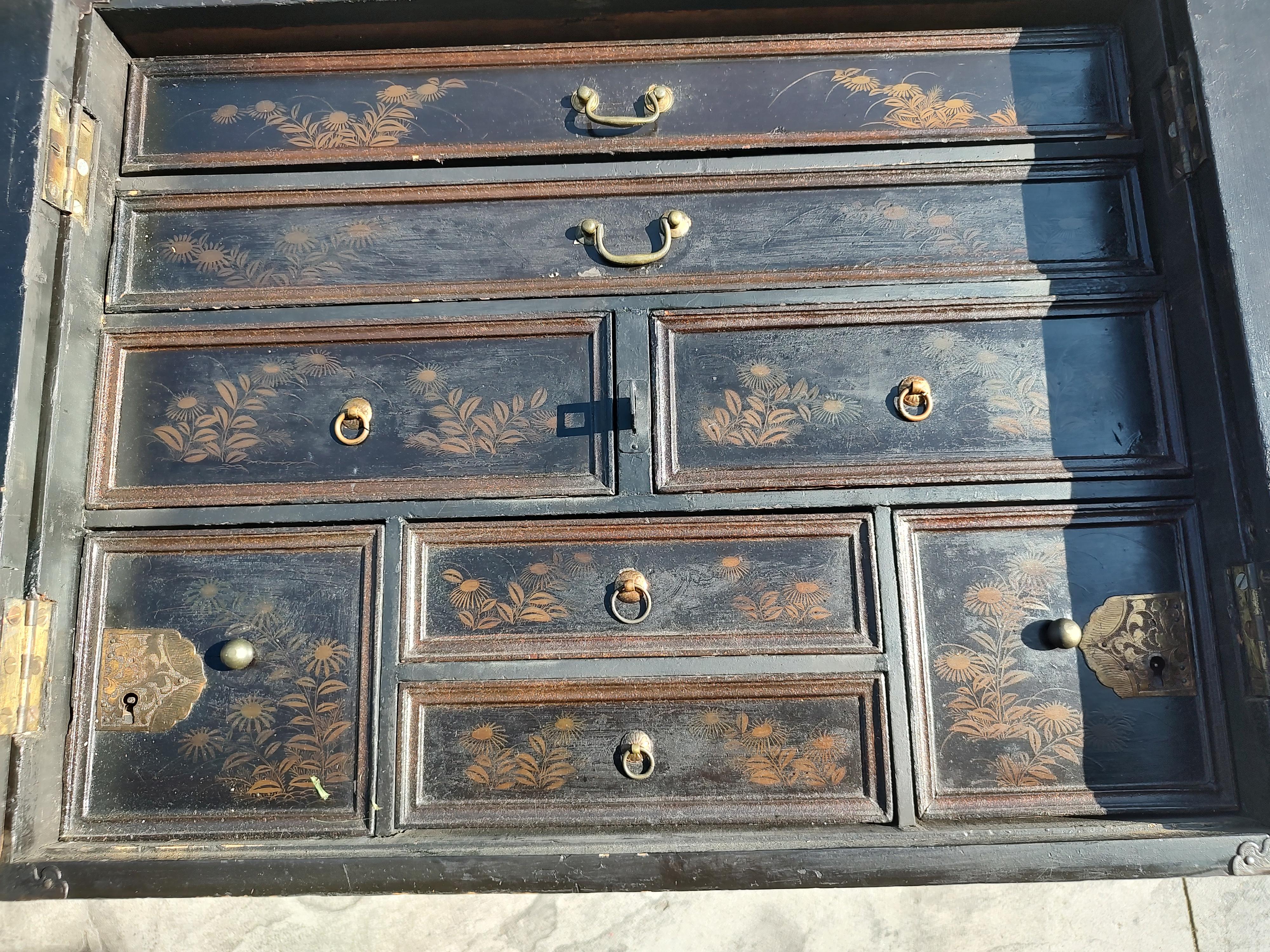 Cabinet Tansu de la fin du 19ème siècle, décoré de dorures et de peintures, 8 tiroirs et 2 portes en vente 6