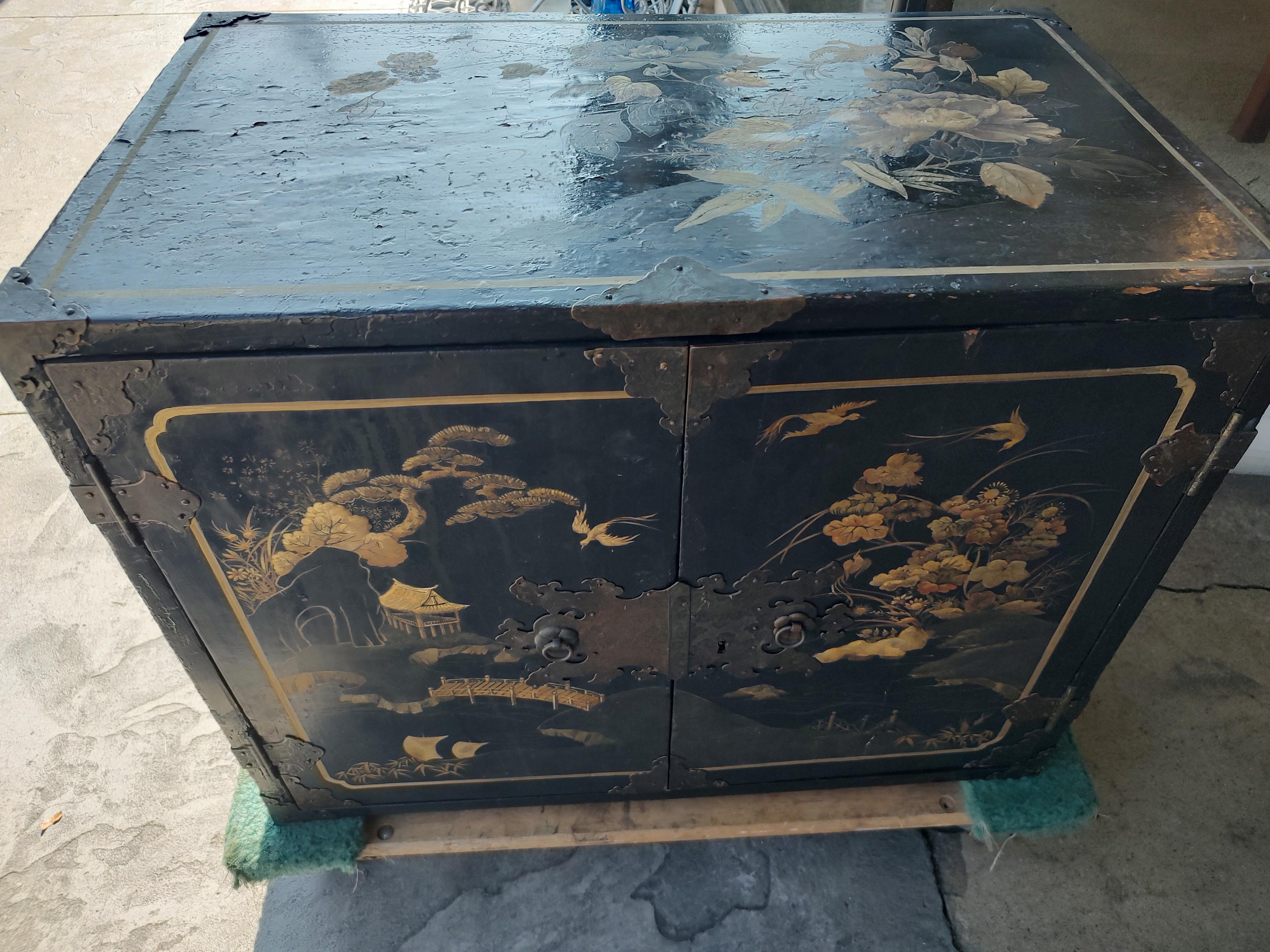 Armario Tansu Dorado y Pintado de Finales del S. XIX 8 Cajones 2 Puertas Fines del siglo XIX en venta