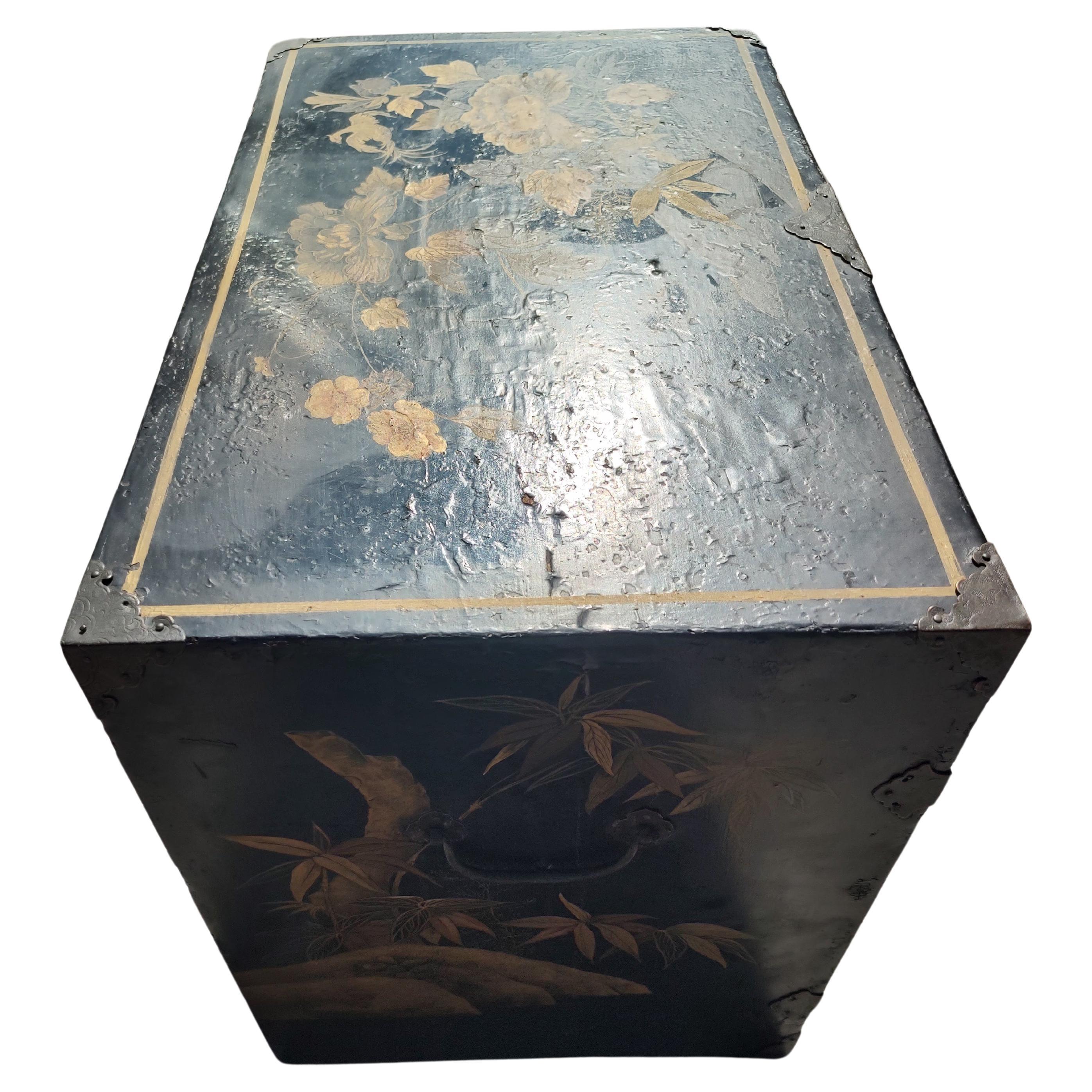 Favoloso mobile Tansu della fine del XIX secolo con 8 cassetti di varie dimensioni dietro due porte con serratura e chiave. Dorato e decorato con vernice su tutti i lati, tranne che sul retro e sul fondo. I frontali di tutti i cassetti sono