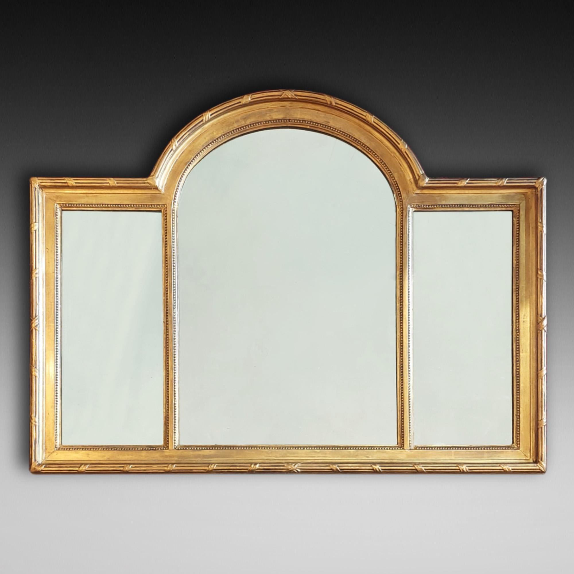 Espejo de pared con marco dorado de finales del siglo XIX - con panel central en forma de cúpula flanqueado por paneles rectangulares con decoración de cuentas y marco de bambú estilizado - 47 