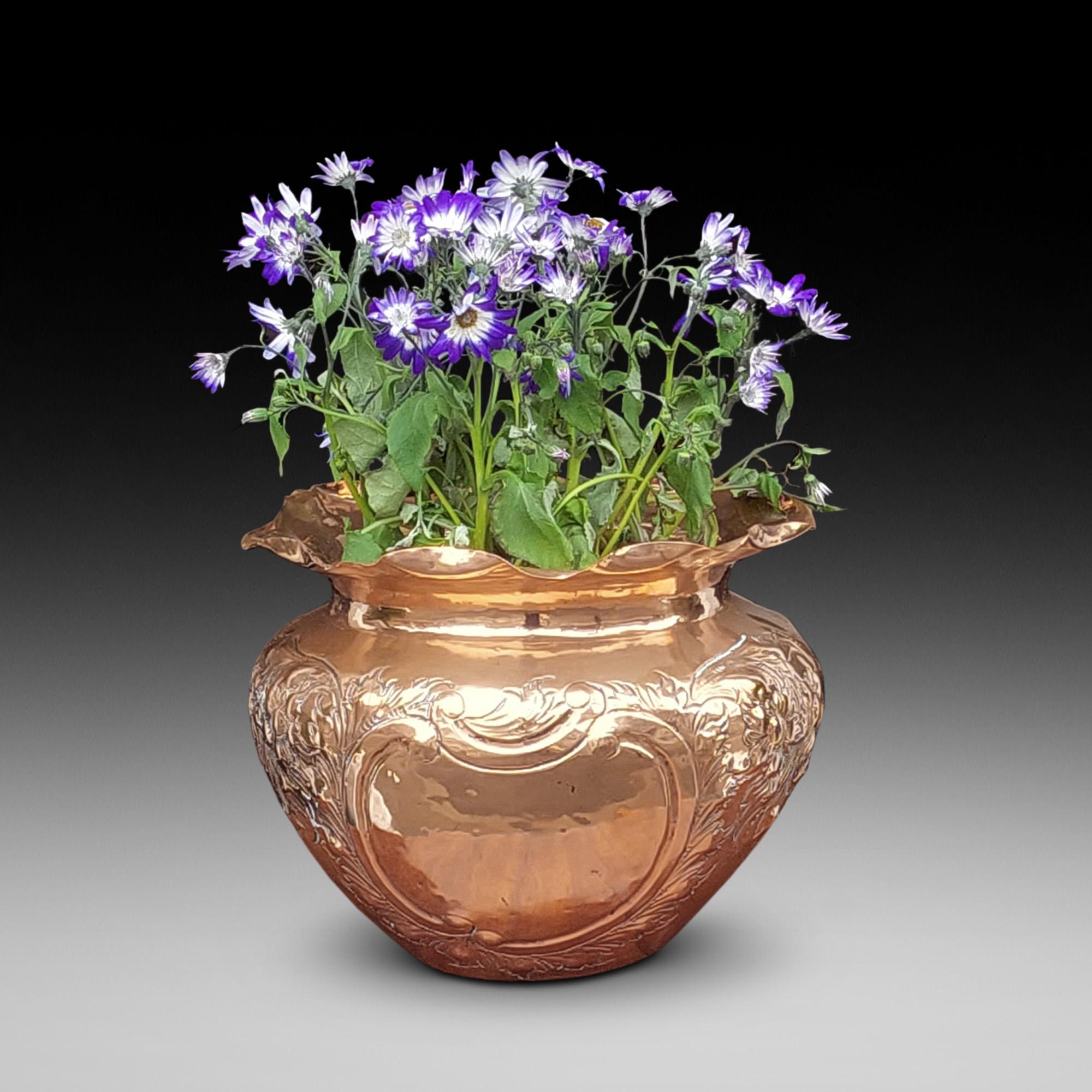 Jardinière en cuivre de la fin du 19e siècle, cousue à la main, avec décoration florale pressée entourant un cartouche de style Roccocco - 12