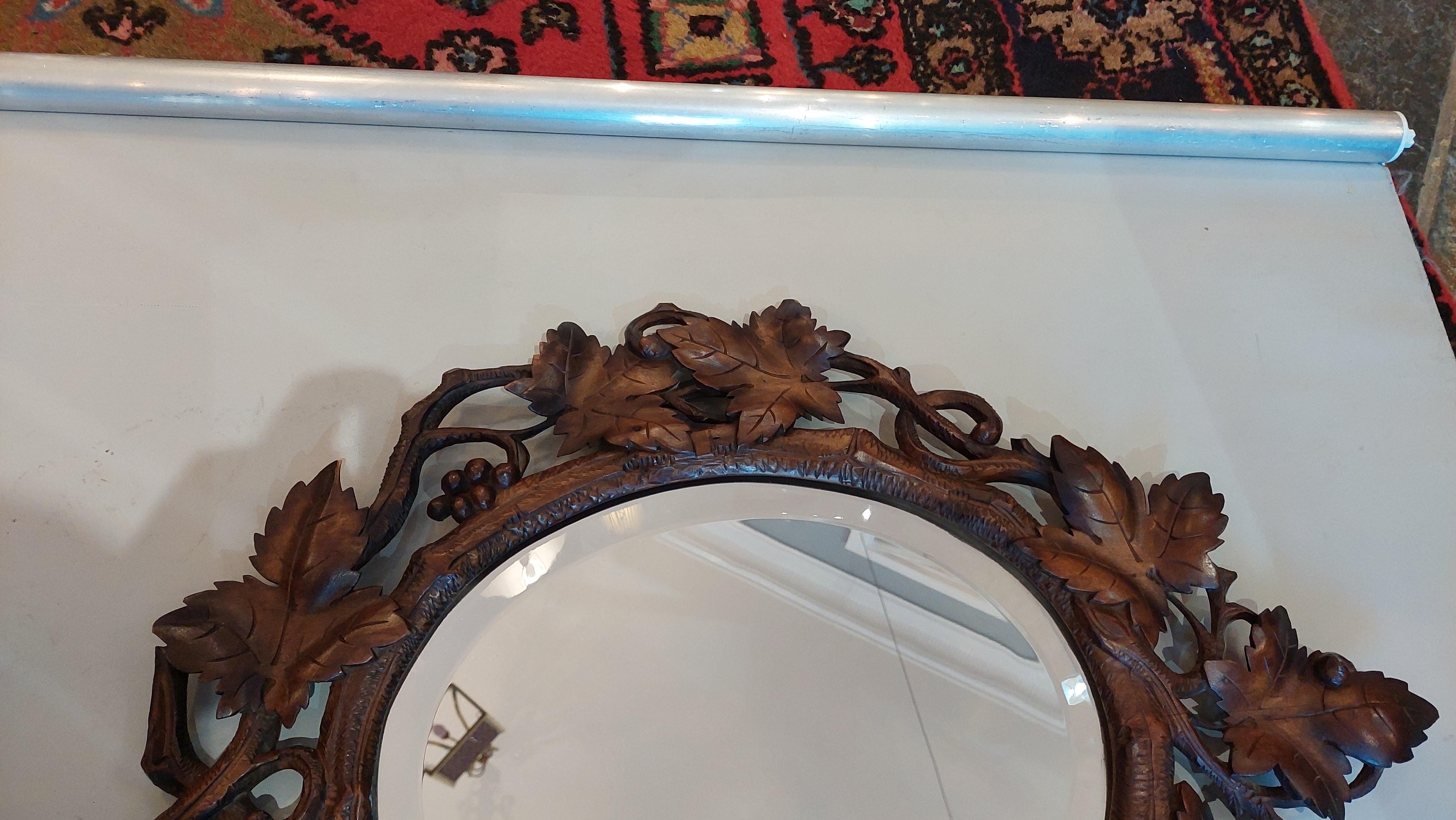 Specchio da parete Black Forest in legno di tiglio della fine del XIX secolo In condizioni buone in vendita a Altrincham, GB