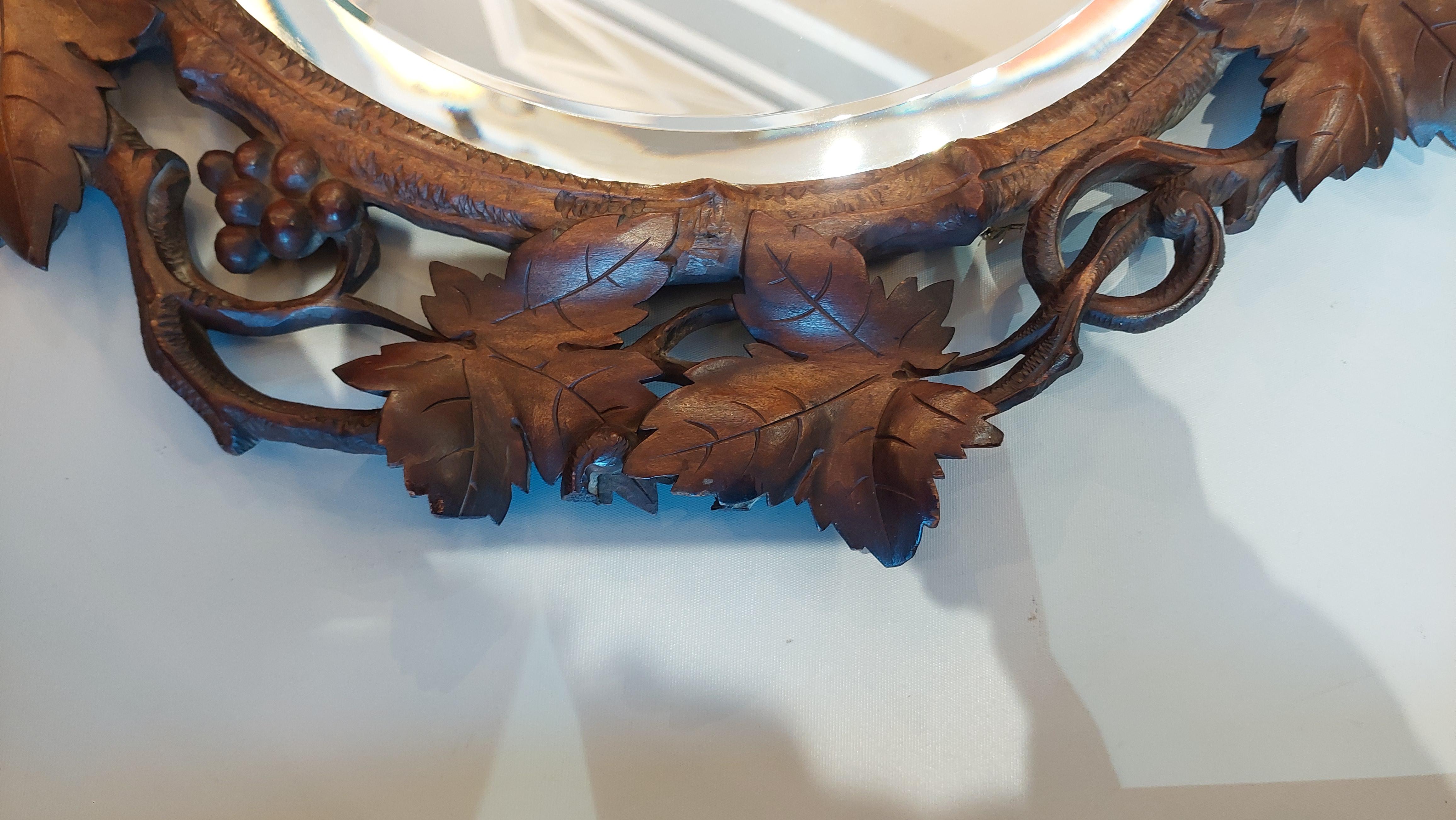 Specchio da parete Black Forest in legno di tiglio della fine del XIX secolo in vendita 1