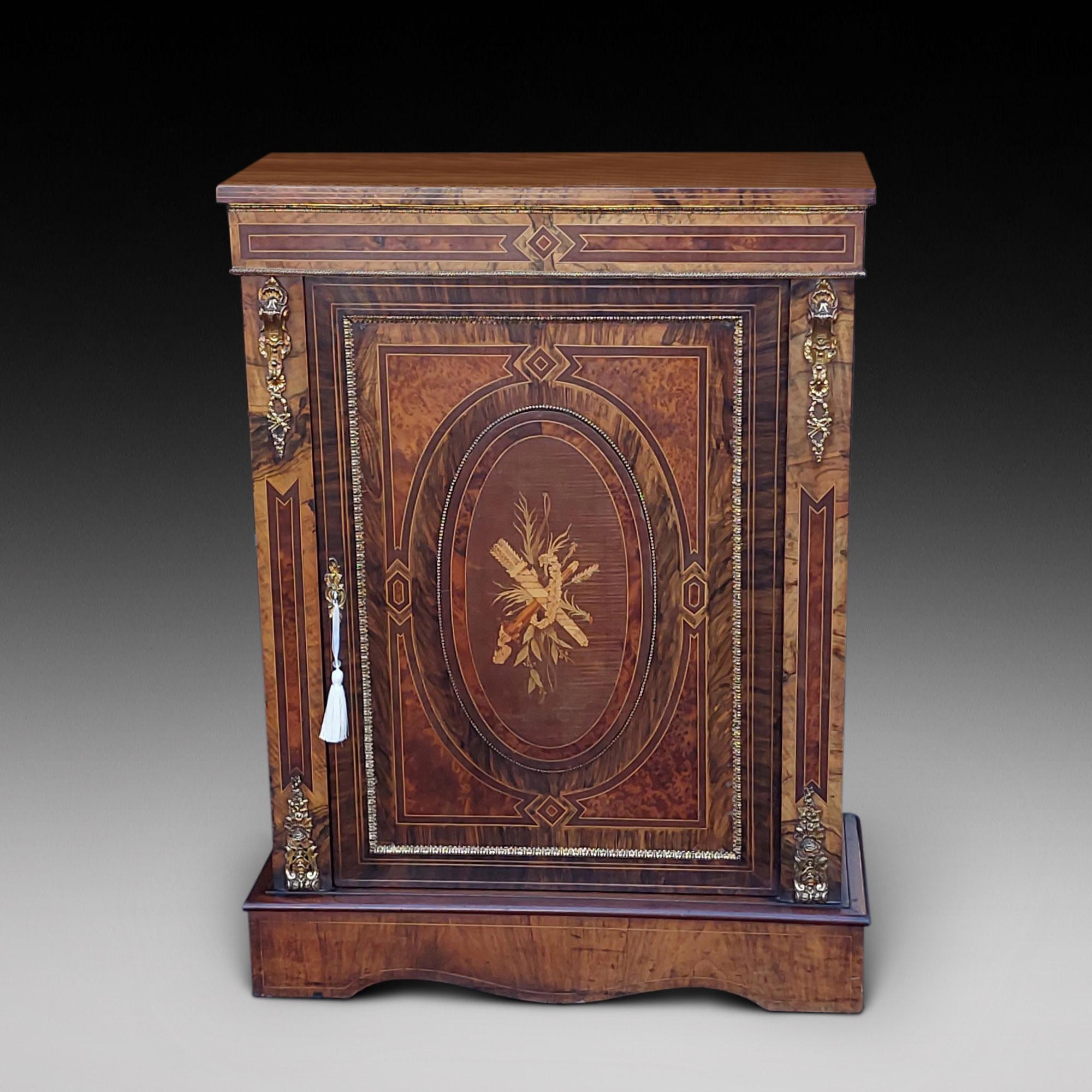 Credenza intarsiata in stile Napoleone III, fine del XIX secolo, in noce sbavato, intarsio floreale, con decorazioni architettoniche dorate e ormeggiate - 30 