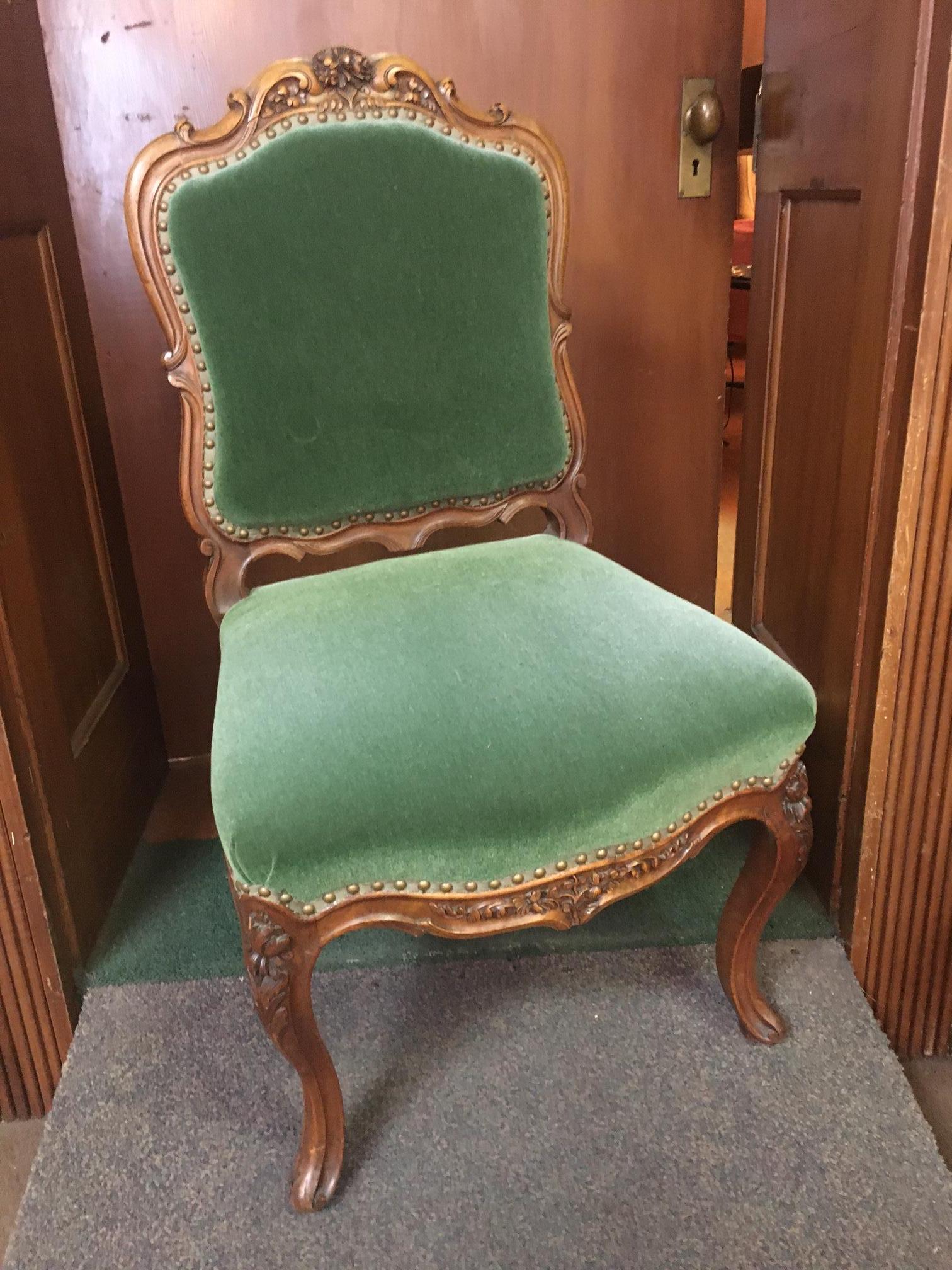 
Cette charmante paire de chaises tapissées de style Louis XV est rehaussée d'une agrafe en laiton au niveau de l'assise et du dossier. Elles sont magnifiquement sculptées de motifs floraux et feuillus et reposent sur des pieds cabriole. Remarquez