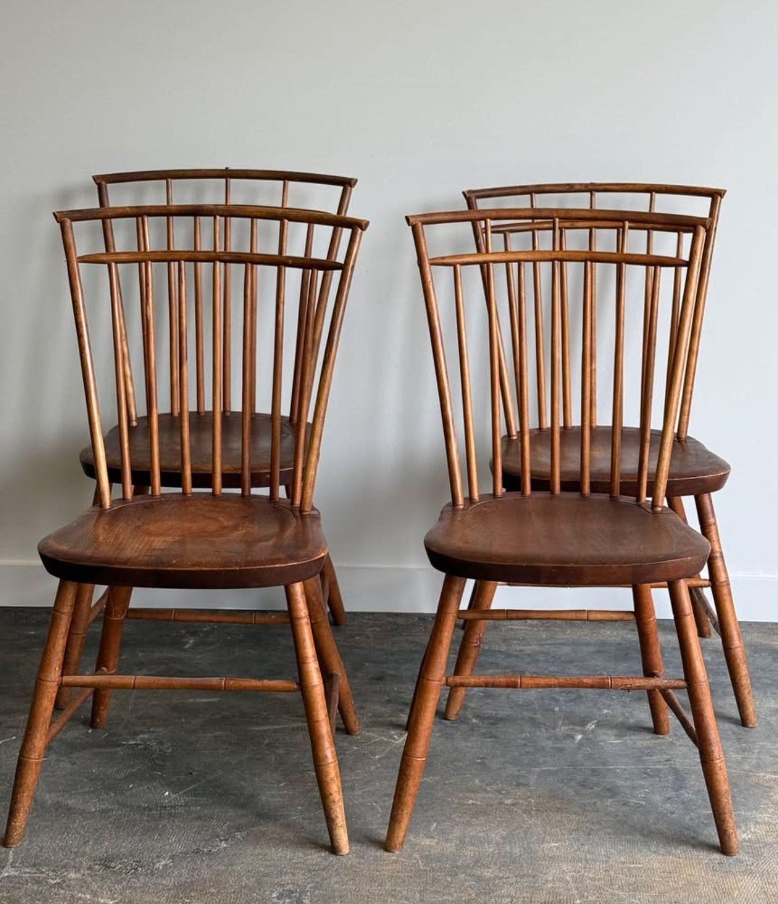 Amerikanische Windsor-Stühle aus dem späten 19. Jahrhundert, tadelloser Zustand. Vom Hersteller gestempelt, wie auf den Bildern zu sehen. Die Bedingungen sind sehr  gut und solide
mit einer wunderbaren Patina.


Ein Teil des Stempels ist