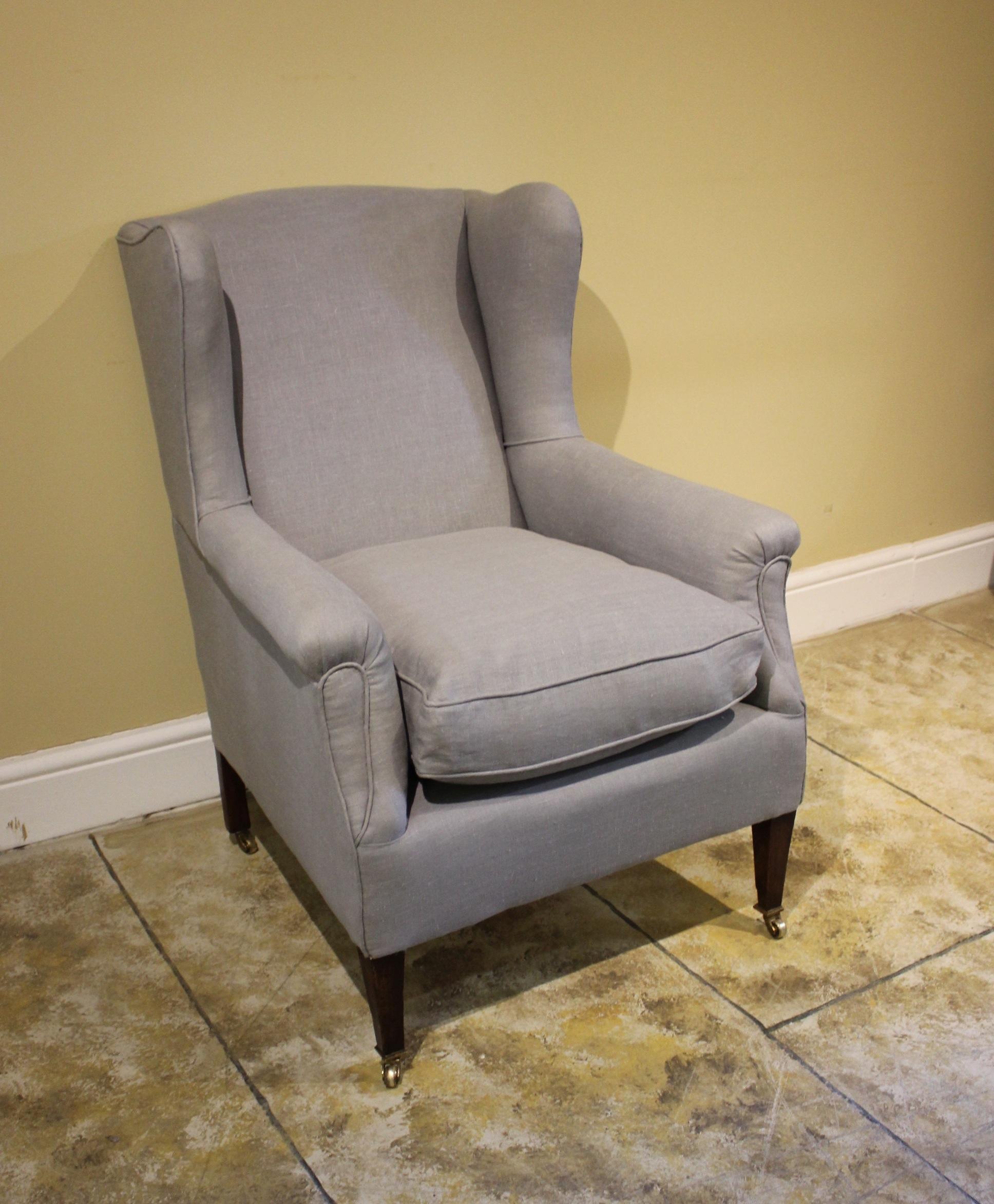 Fauteuil à oreilles en noyer de la fin du XIXe siècle
Pieds coniques carrés, colliers et roulettes en laiton.
