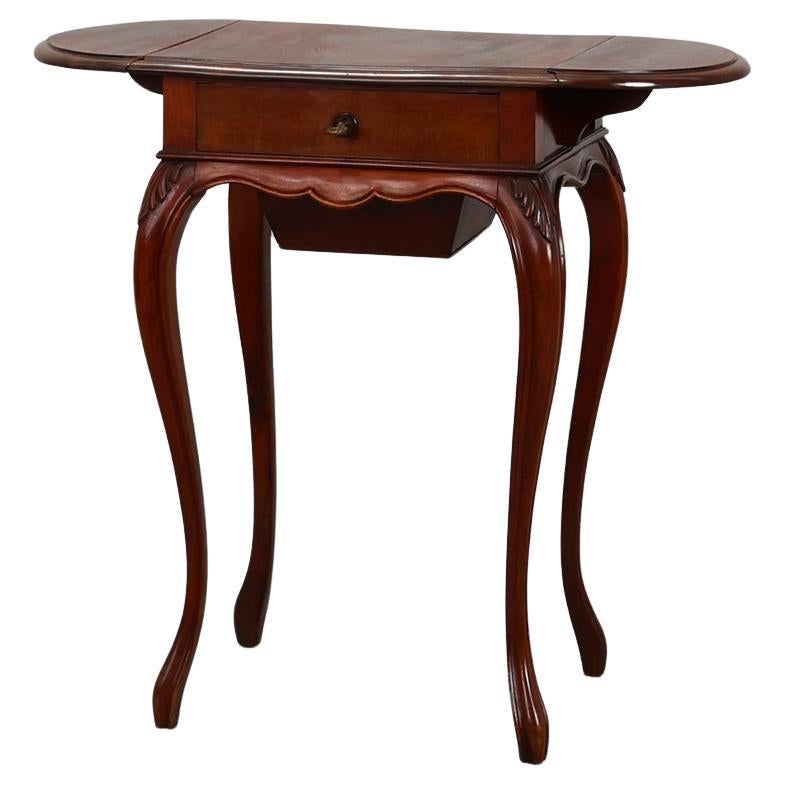 Tavolino in legno di noce in stile Luigi XV della fine del XIX secolo con cassetto e L.L.A.