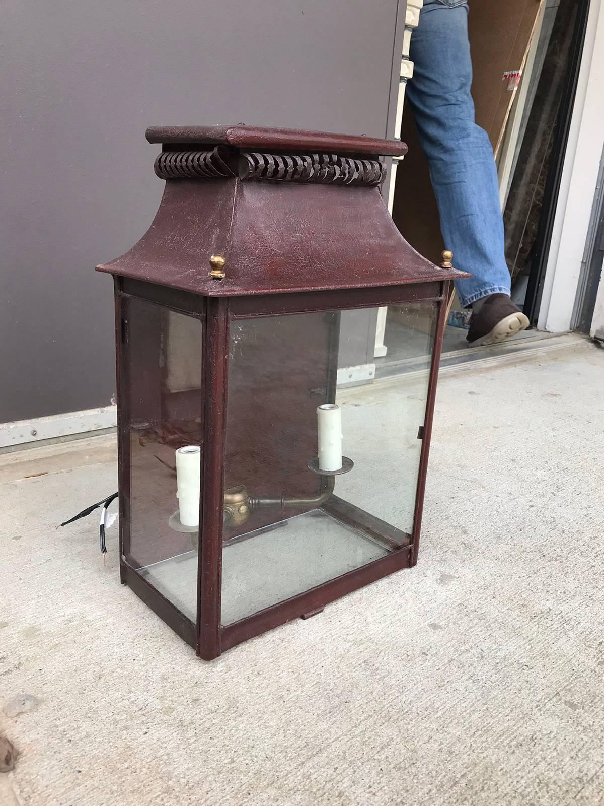 Late 19th-Early 20th Century Regency Style Tole Wall Lantern In Good Condition In Atlanta, GA
