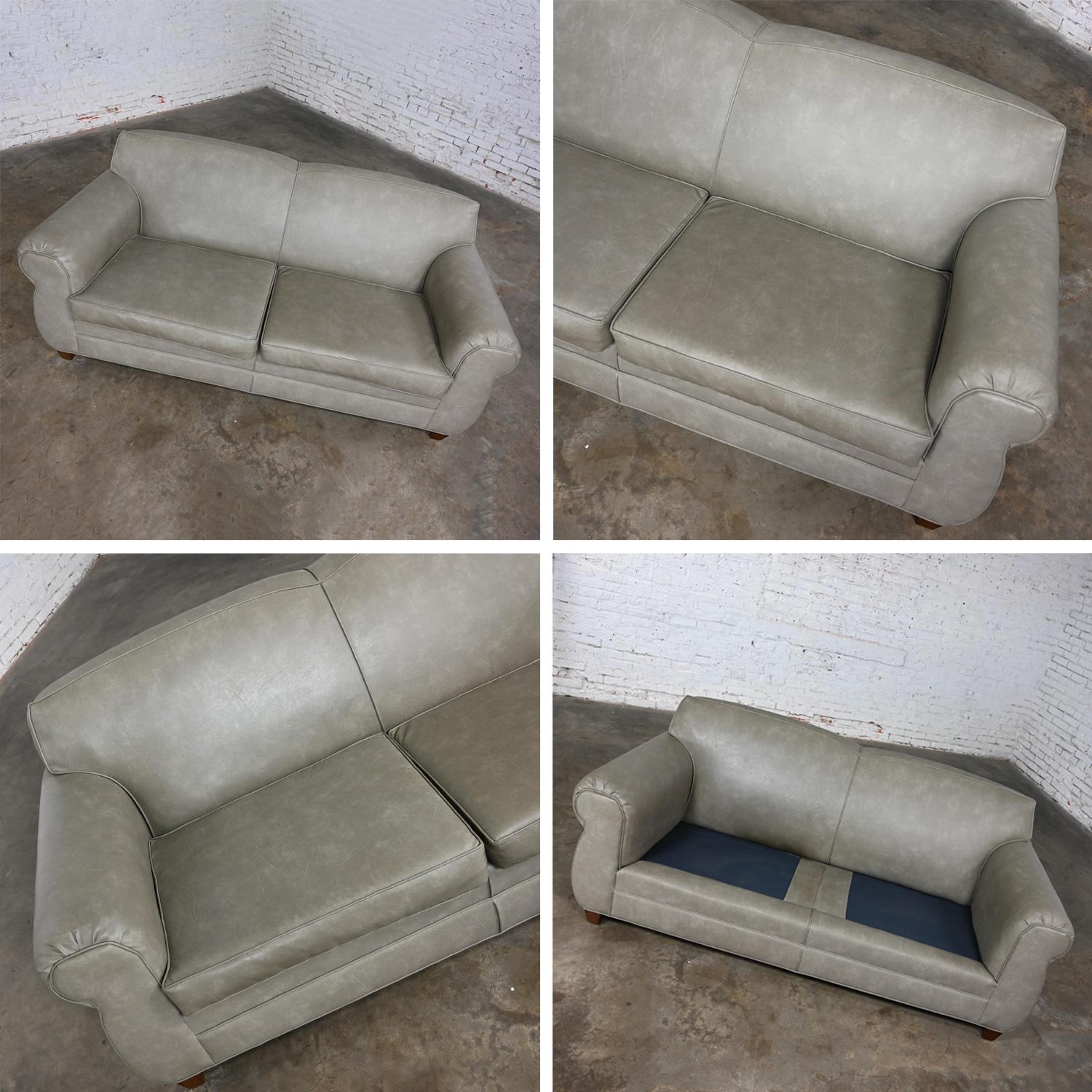 Sofa de style Bridgewater de la fin du 20e siècle à dossier serré en vinyle gris taupe et faux cuir en vente 7