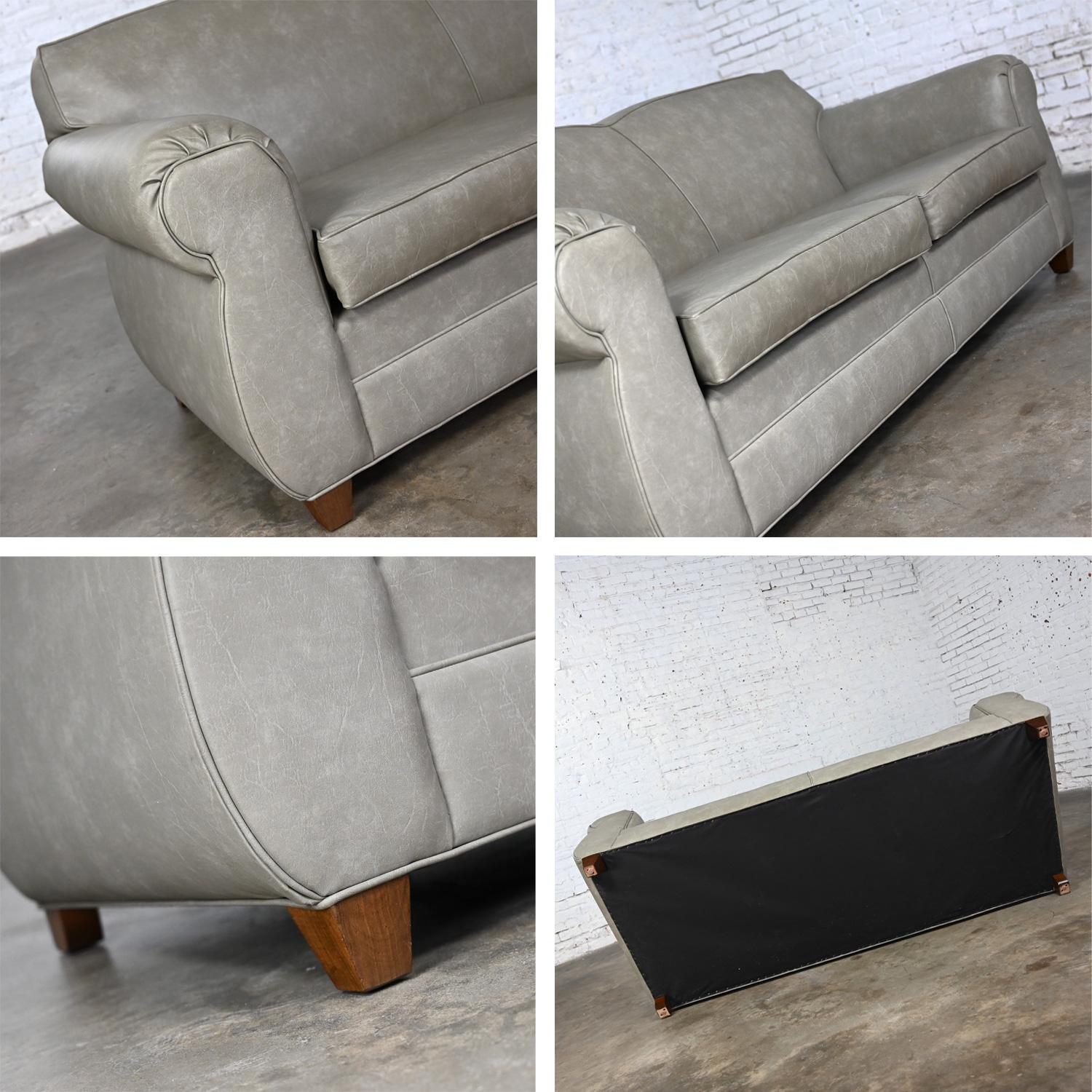 Sofa de style Bridgewater de la fin du 20e siècle à dossier serré en vinyle gris taupe et faux cuir en vente 8
