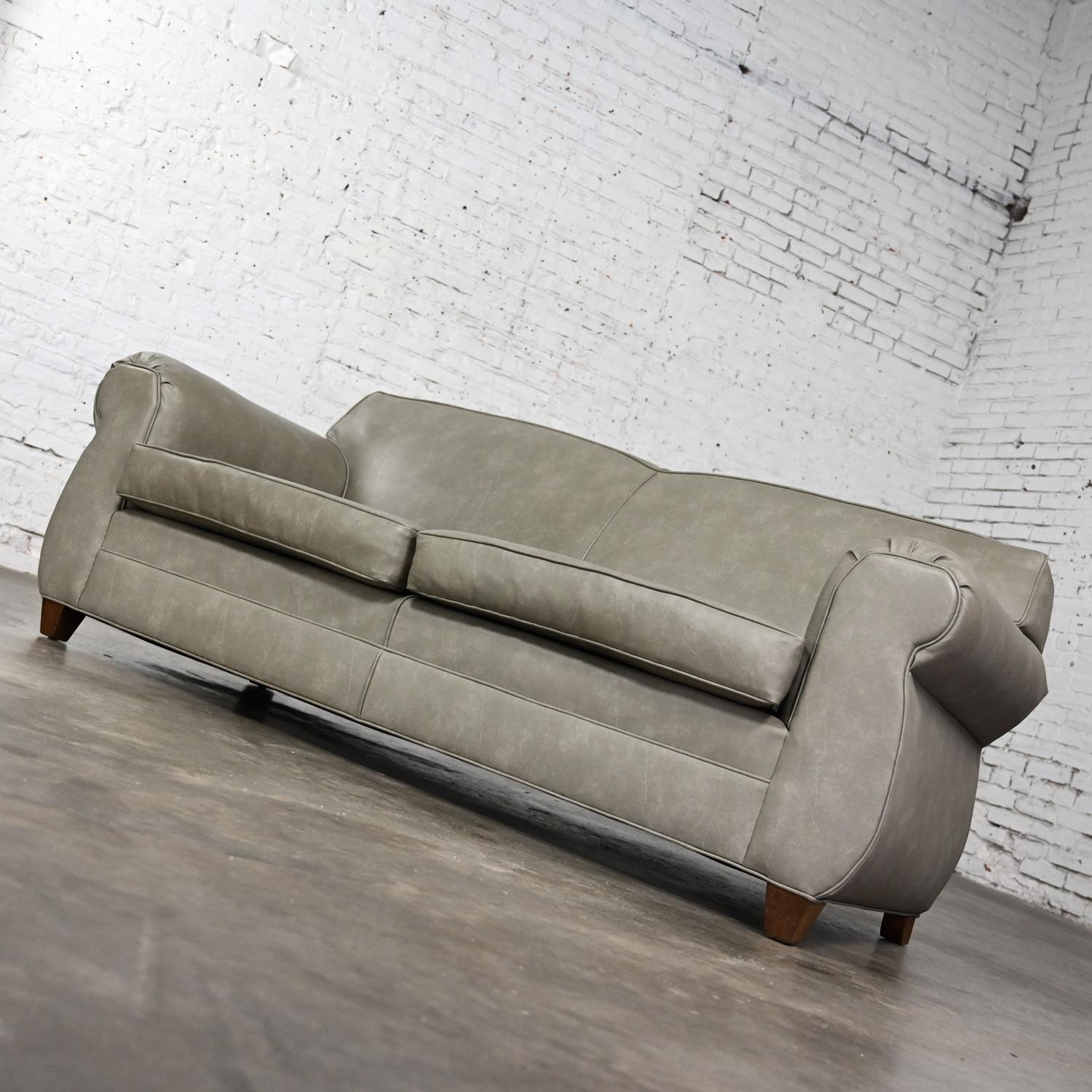 Sofa de style Bridgewater de la fin du 20e siècle à dossier serré en vinyle gris taupe et faux cuir Bon état - En vente à Topeka, KS