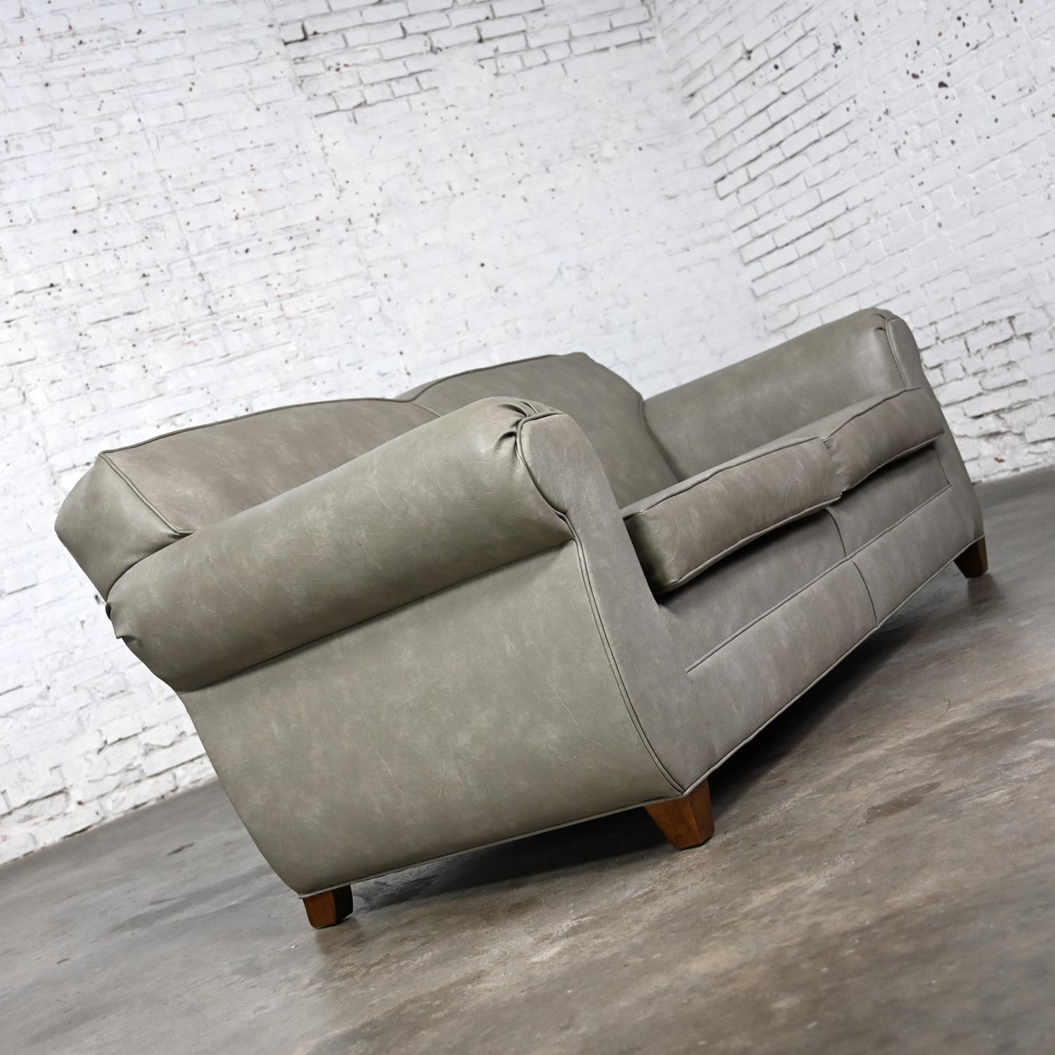 20ième siècle Sofa de style Bridgewater de la fin du 20e siècle à dossier serré en vinyle gris taupe et faux cuir en vente