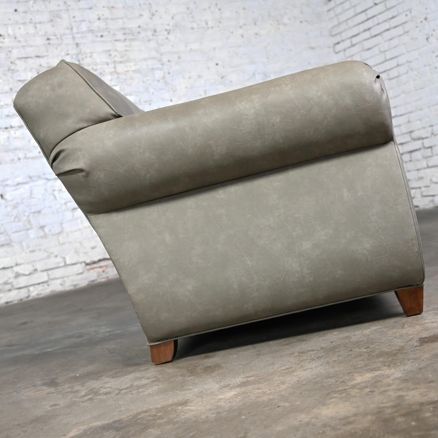 Sofa de style Bridgewater de la fin du 20e siècle à dossier serré en vinyle gris taupe et faux cuir en vente 1