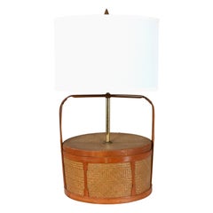 Late 20th Asian Style Rattan & Wicker Basket Tischlampe w / New White Drum Shade
