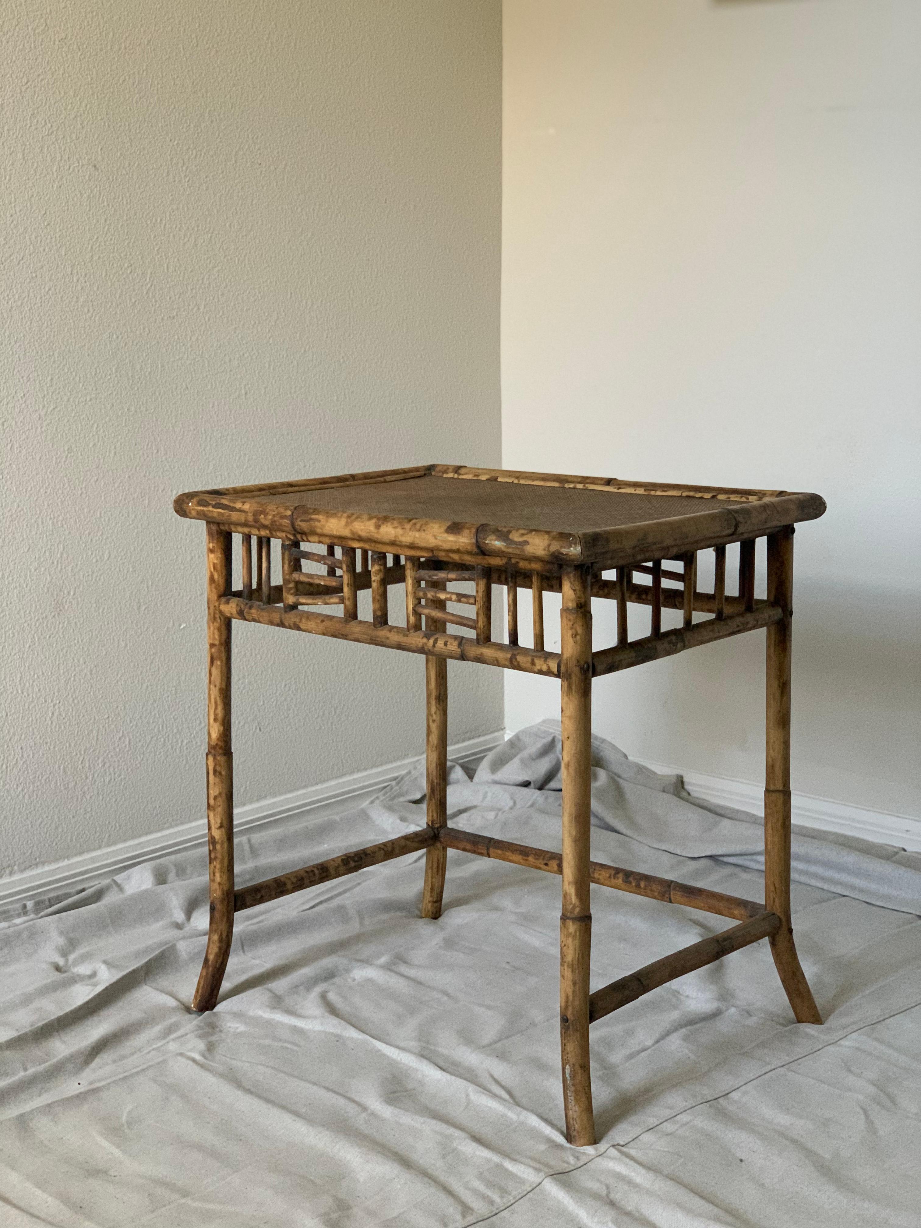 20. Jahrhundert. Chinoiserie-Tisch aus brüniertem Bambus (Gewebt) im Angebot