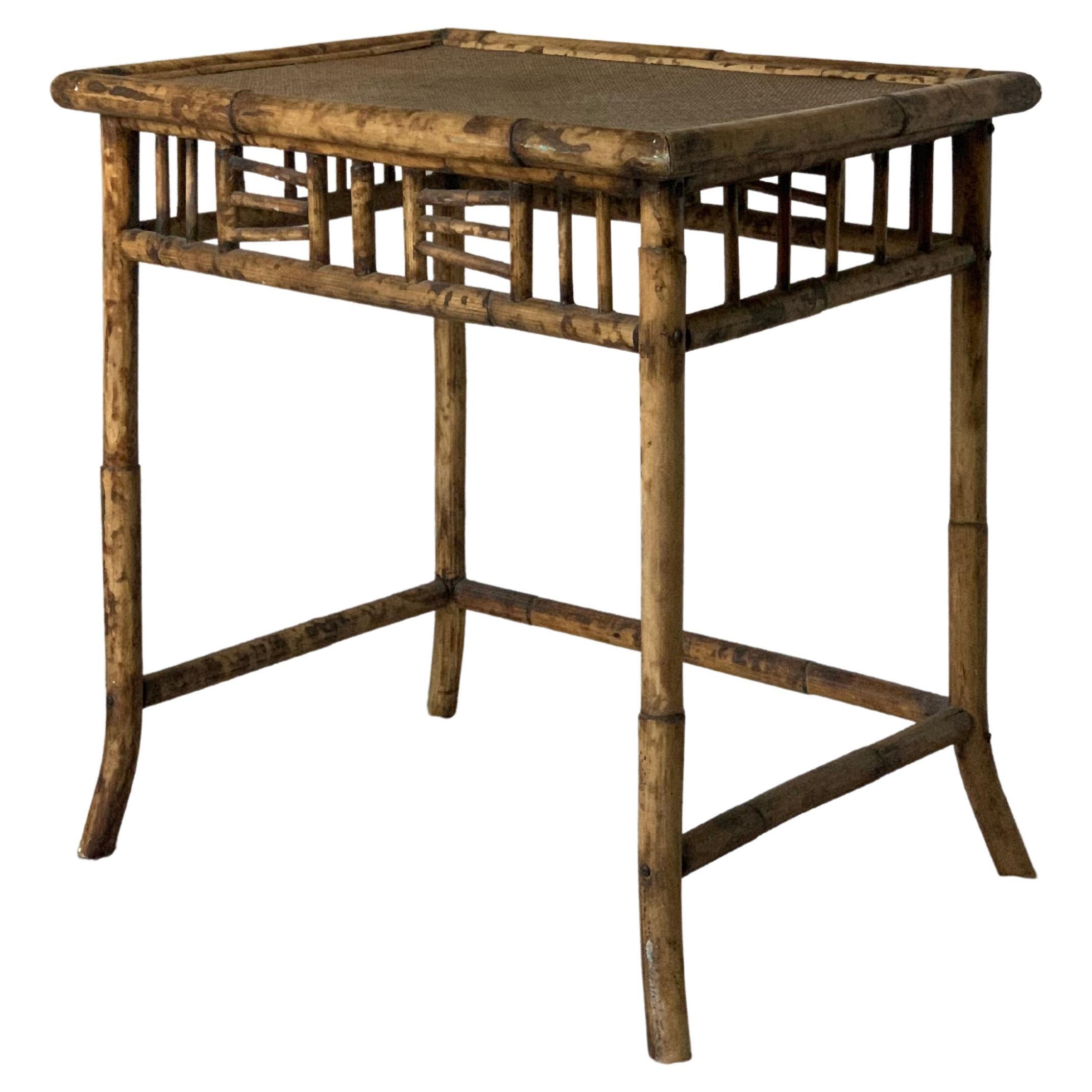 20. Jahrhundert. Chinoiserie-Tisch aus brüniertem Bambus im Angebot