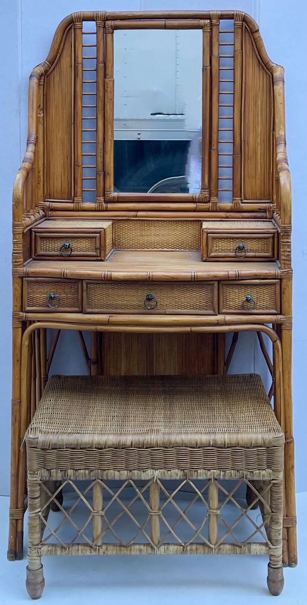 Il s'agit d'une belle étagère ou vanité en bambou, osier et rotin de la fin du 20e siècle par Palecek. C'est une pièce très intéressante et elle est en très bon état. Le dos porte la marque du fabricant. Tabouret : 26.25 