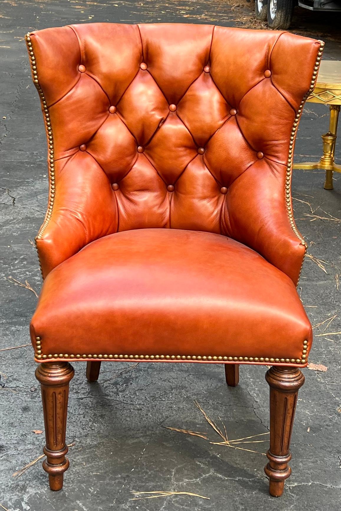 Américain Fin du 20e siècle. Paire de chaises en cuir de style Chesterfield attribuées à Hancock et Moore en vente