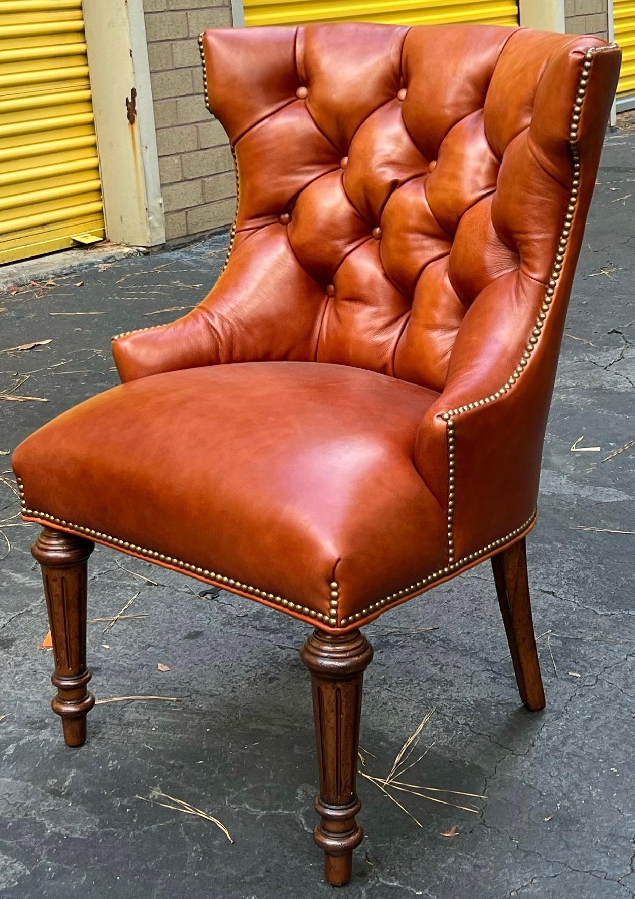 20ième siècle Fin du 20e siècle. Paire de chaises en cuir de style Chesterfield attribuées à Hancock et Moore en vente