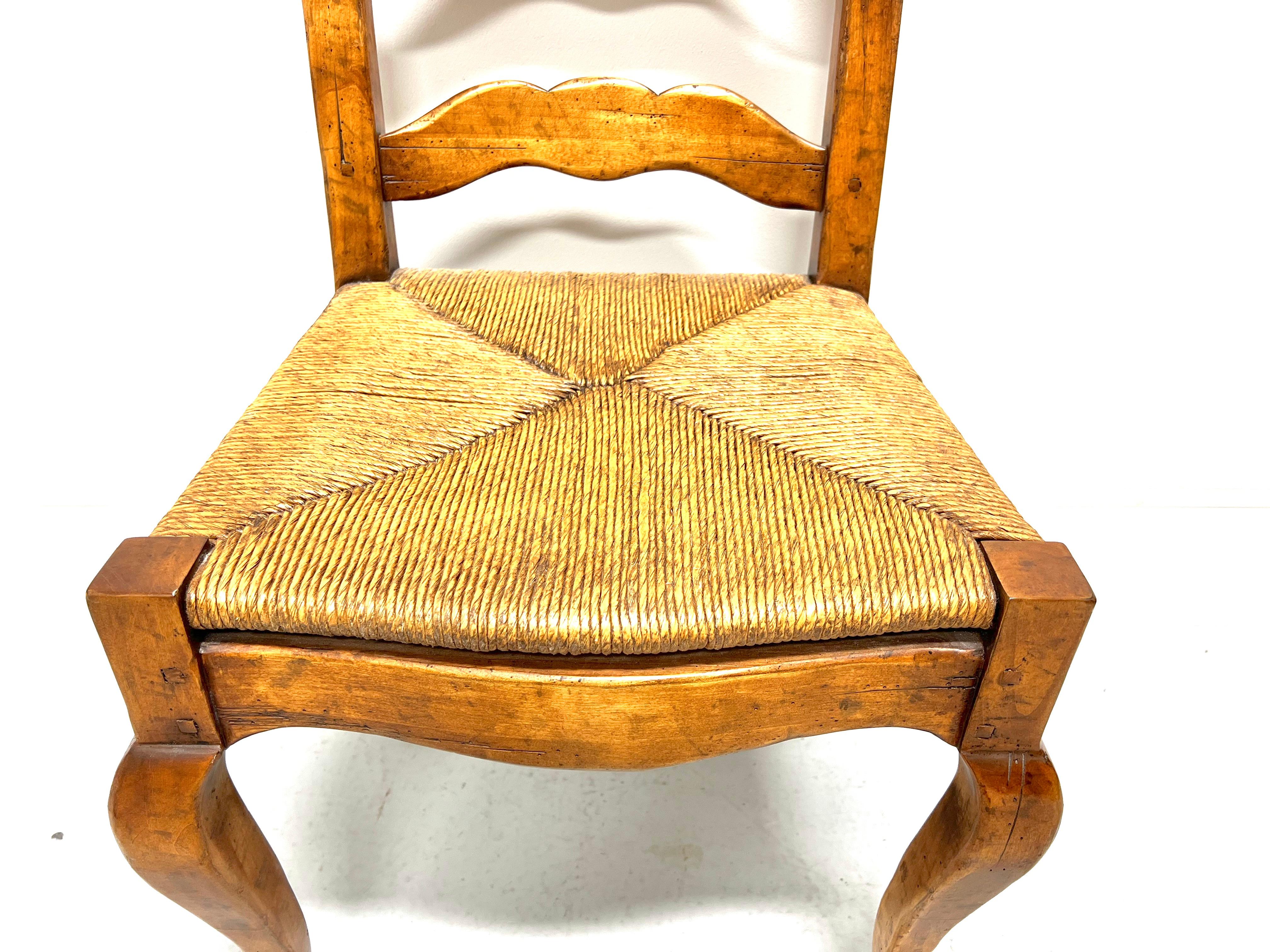 Distressed French Country-Esszimmerstühle des späten 20. Jahrhunderts mit Binsen-Sitzen – Paar im Angebot 2
