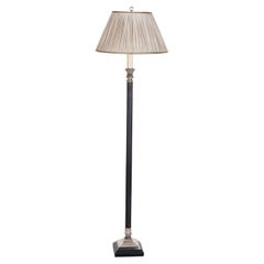 Schwarze und silberfarbene geriffelte Säulen-Stehlampe im Empire-Stil des späten 20. Jahrhunderts mit Schirm