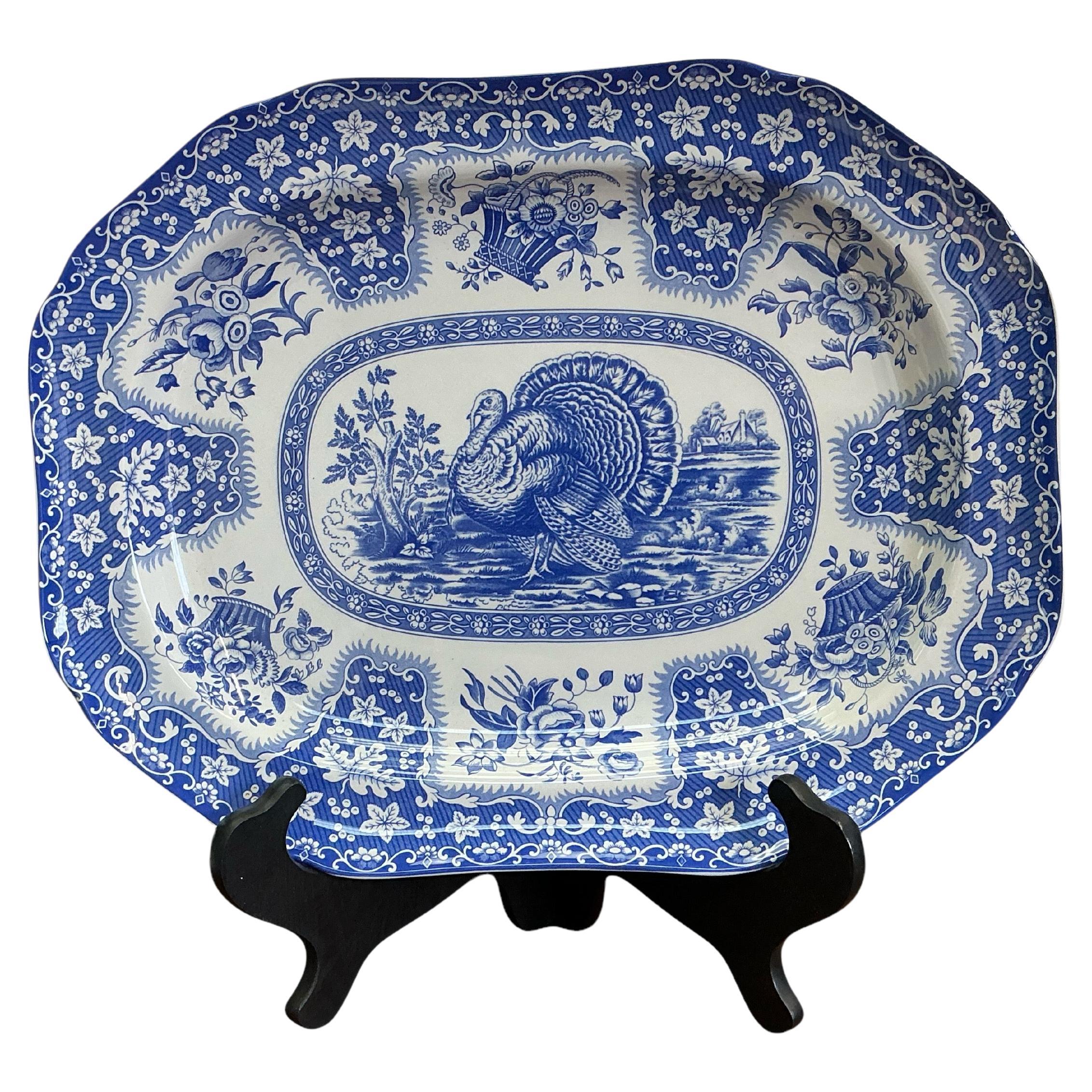 Voici un plat à dinde anglais bleu et blanc de Spode. Il est marqué et semble dans un état comme neuf. Il s'agit d'une pièce de fin de série. 