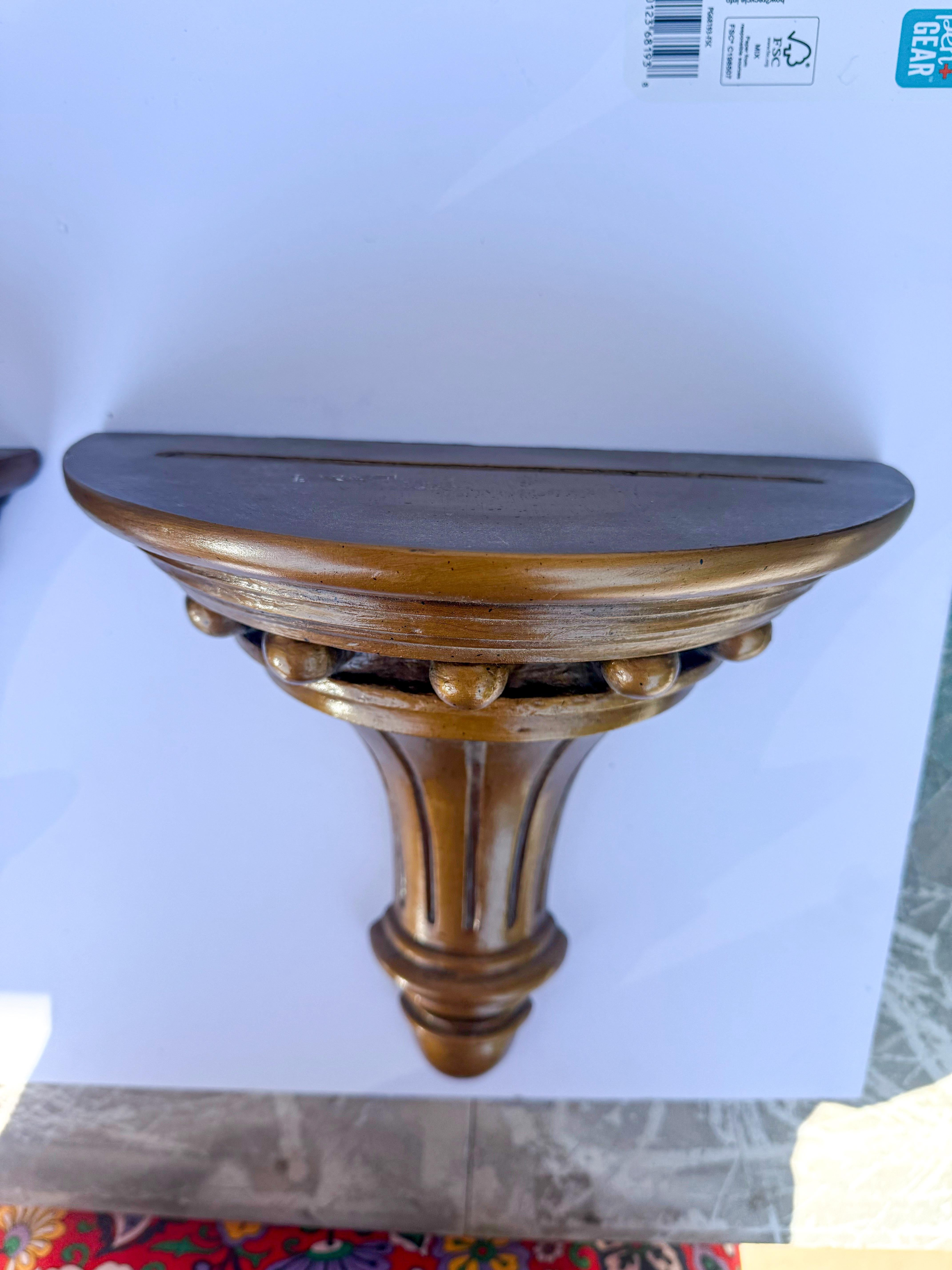 American Late 20th-C. Federal Style Gilt Composition Wall Brackets For Plates - Pair For Sale