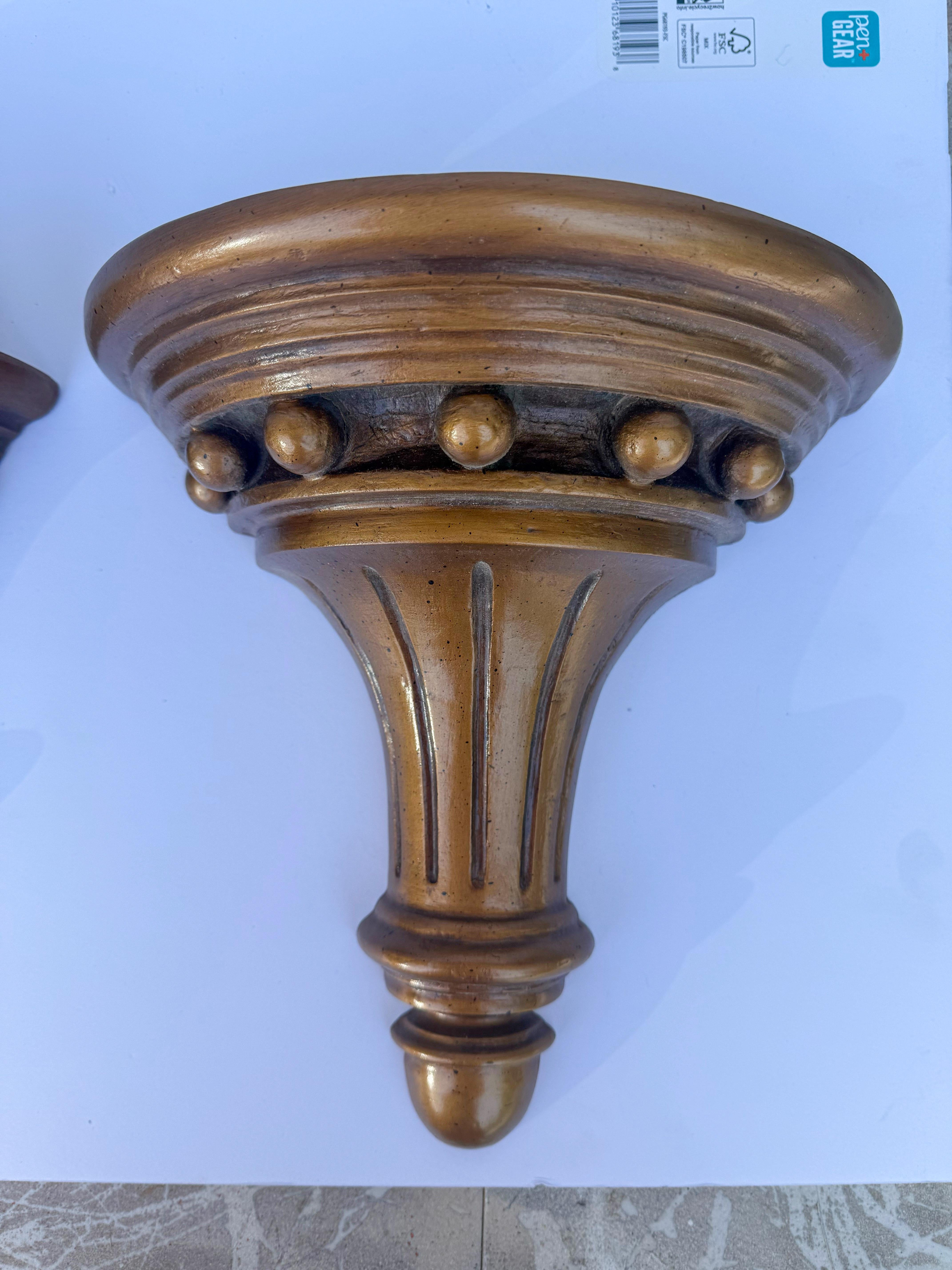Late 20th-C. Federal Style Gilt Composition Wall Brackets For Plates - Pair In Good Condition For Sale In Kennesaw, GA