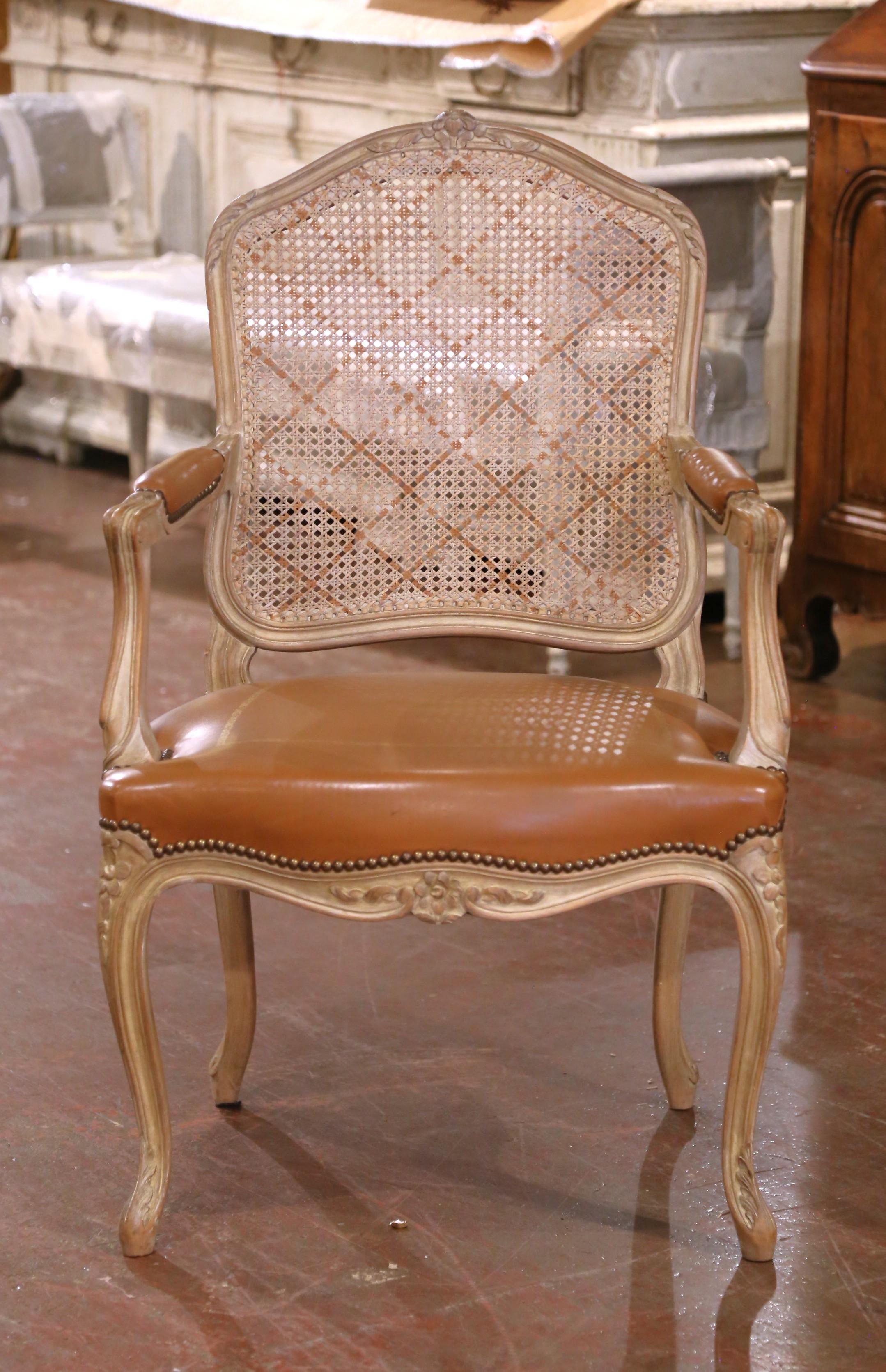 Realizzata in Francia intorno al 1980, questa raffinata poltrona da scrivania è un grazioso esempio di design revival Luigi XV di metà secolo. La struttura in faggio massiccio è rifinita con un trattamento calcareo chiaro (cérused) che accentua
