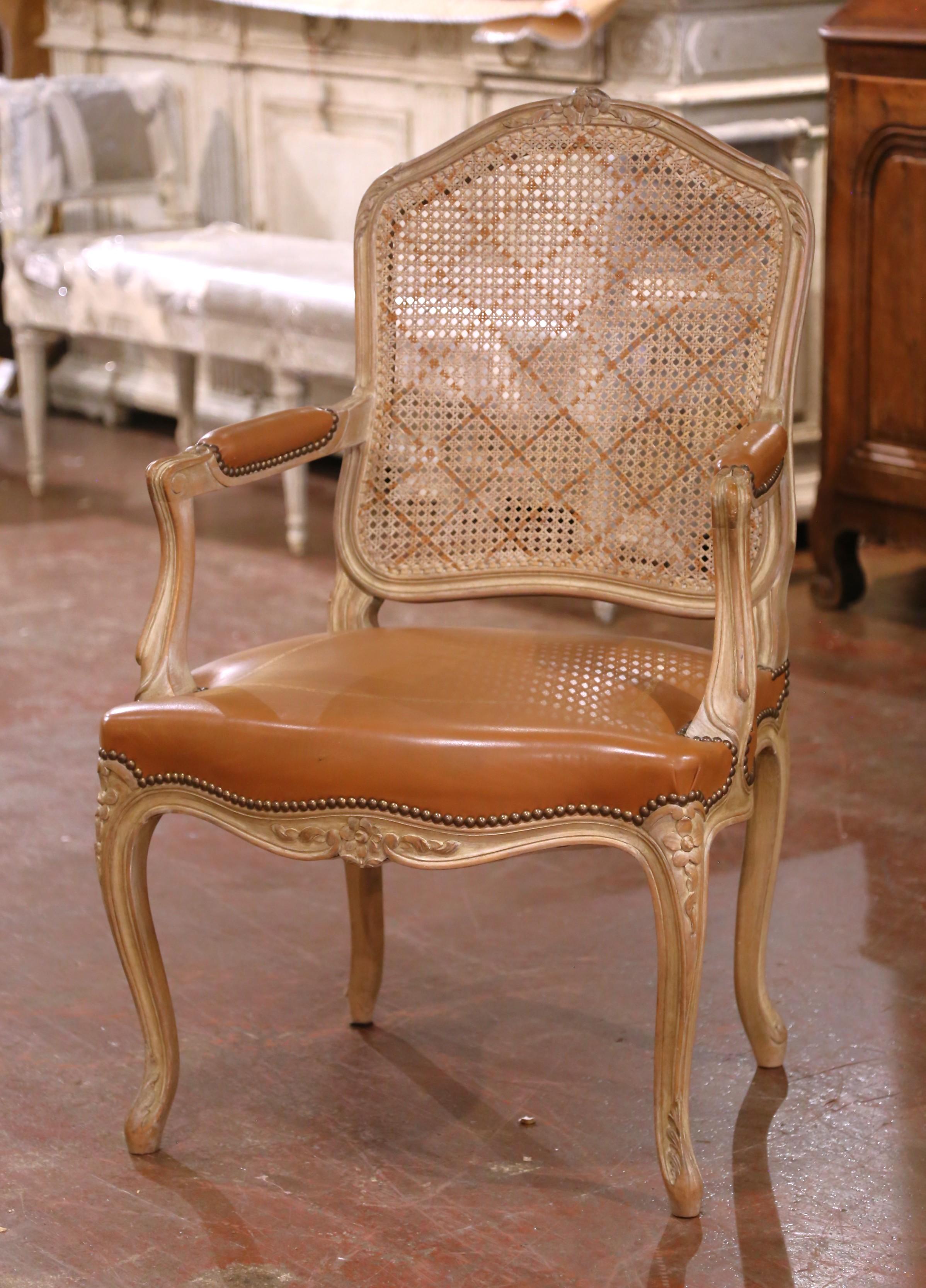 Intagliato a mano Poltrona da scrivania Louis XV francese della fine del XX secolo con canna e pelle lavorata a mano