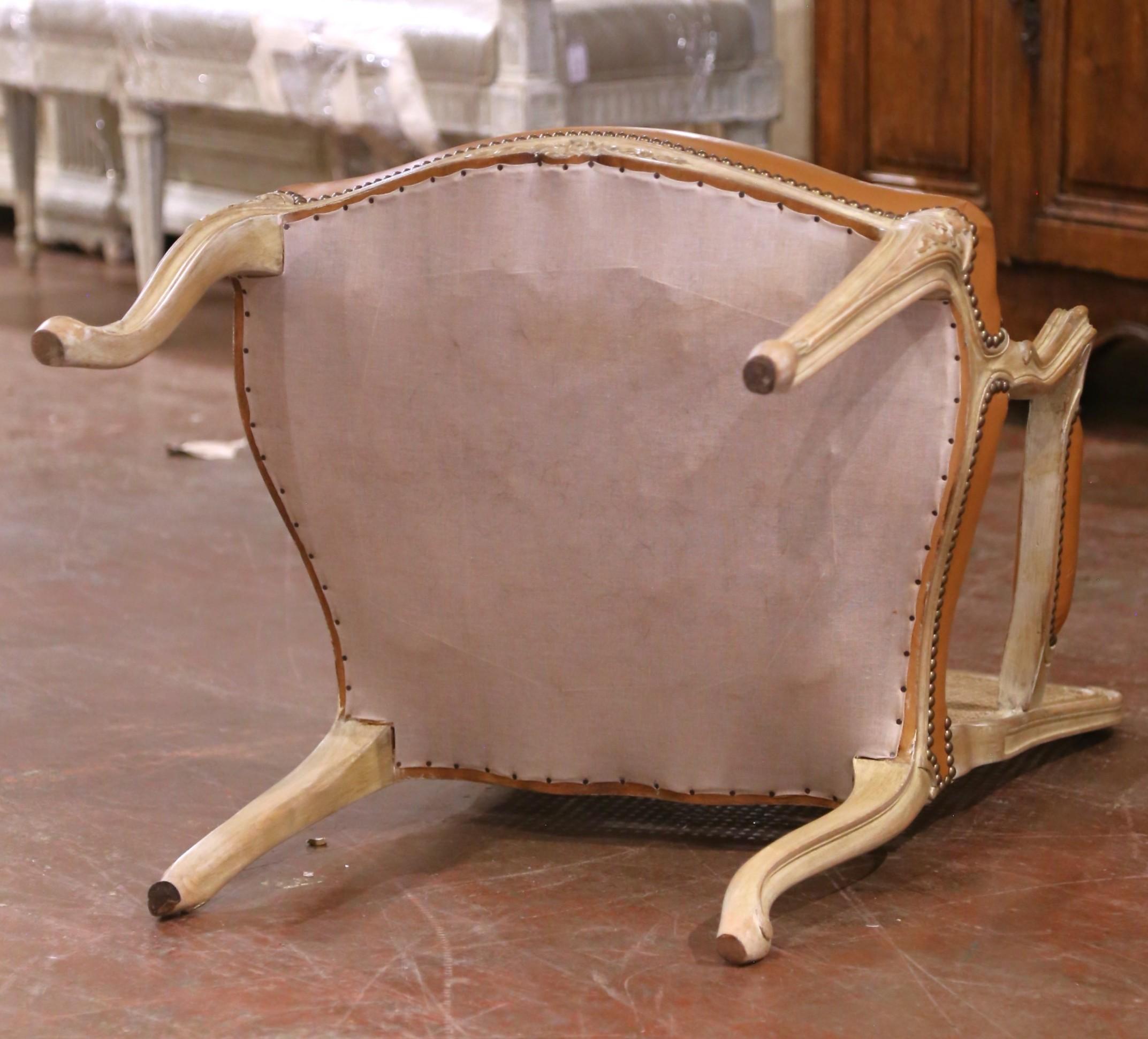 Poltrona da scrivania Louis XV francese della fine del XX secolo con canna e pelle lavorata a mano 1
