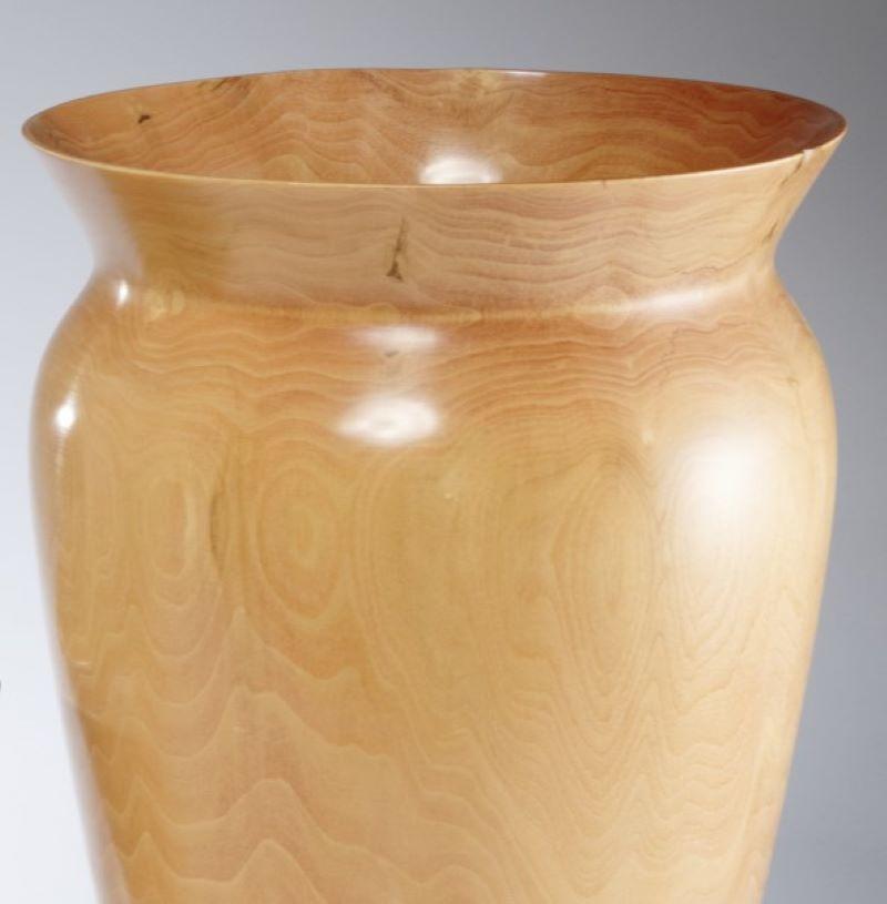 Ende 20. Jh., Amerika, große Vase aus gedrechseltem Holz, möglicherweise Eibe. Die Vase ist auf dem Sockel undeutlich gebrandmarkt. Eine schön gedrehte Vase mit einer herrlich seidigen Textur. Die handwerkliche Qualität dieses dekorativen