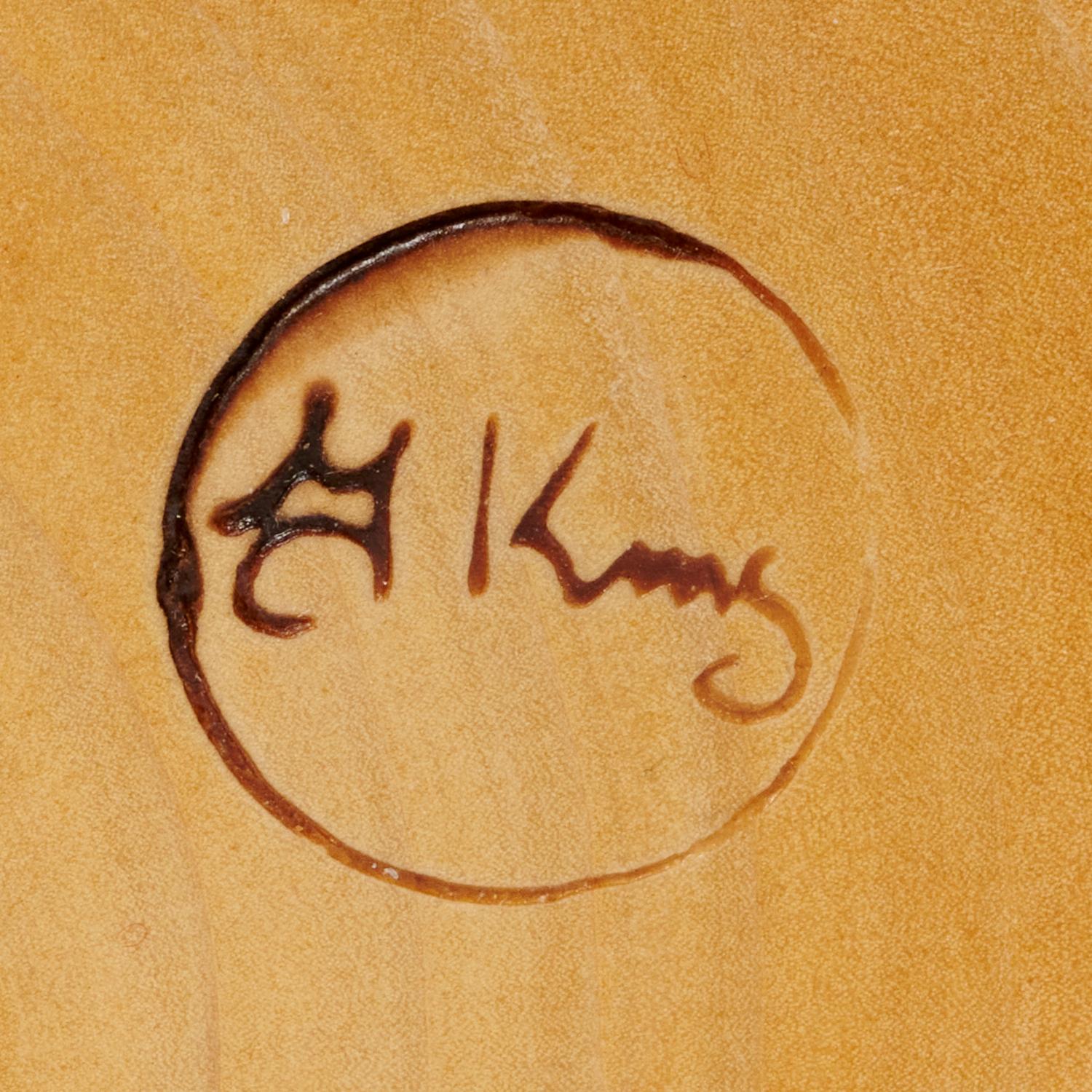 Spätes 20. Jh. Klassisch geformte, gedrechselte Holzvase mit taktiler Patina im Zustand „Gut“ im Angebot in Morristown, NJ