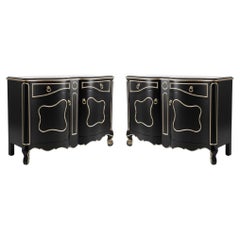 Ende 20. Moderner französischer Louis-XV-Schrank in Schwarz und Silber vergoldet, Paar