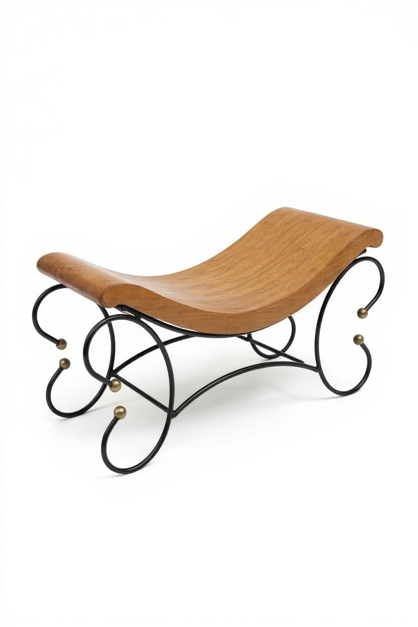 Fine del XX secolo. Panchina in stile neoclassico in ferro arrotolato e cuoio In condizioni buone in vendita a Kennesaw, GA