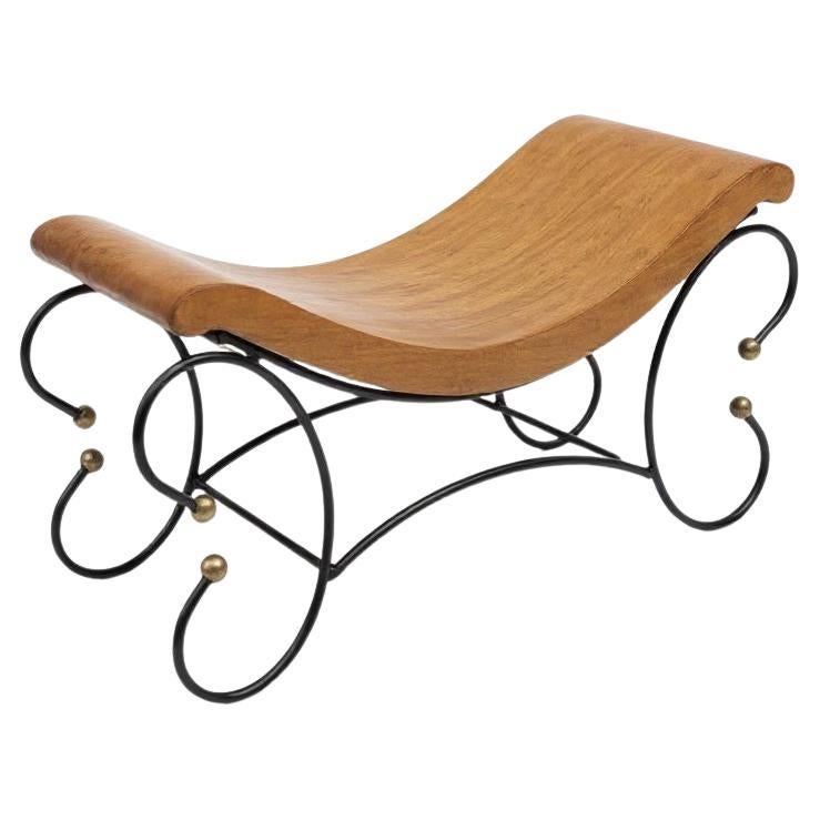 Fine del XX secolo. Panchina in stile neoclassico in ferro arrotolato e cuoio in vendita