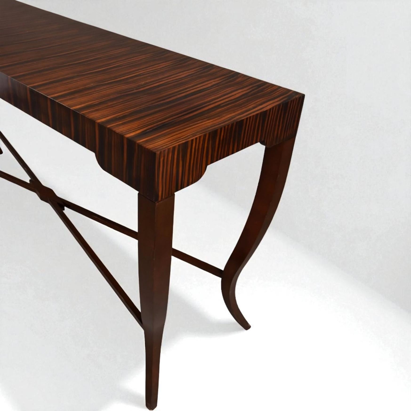 Il s'agit d'une table console moderne et organique en bois exotique de kingwood aux lignes épurées. Il en existe deux. Il est doté d'un châssis transversal joliment sculpté et de pieds inclinés. Ils ne portent aucune marque et sont en très bon état.